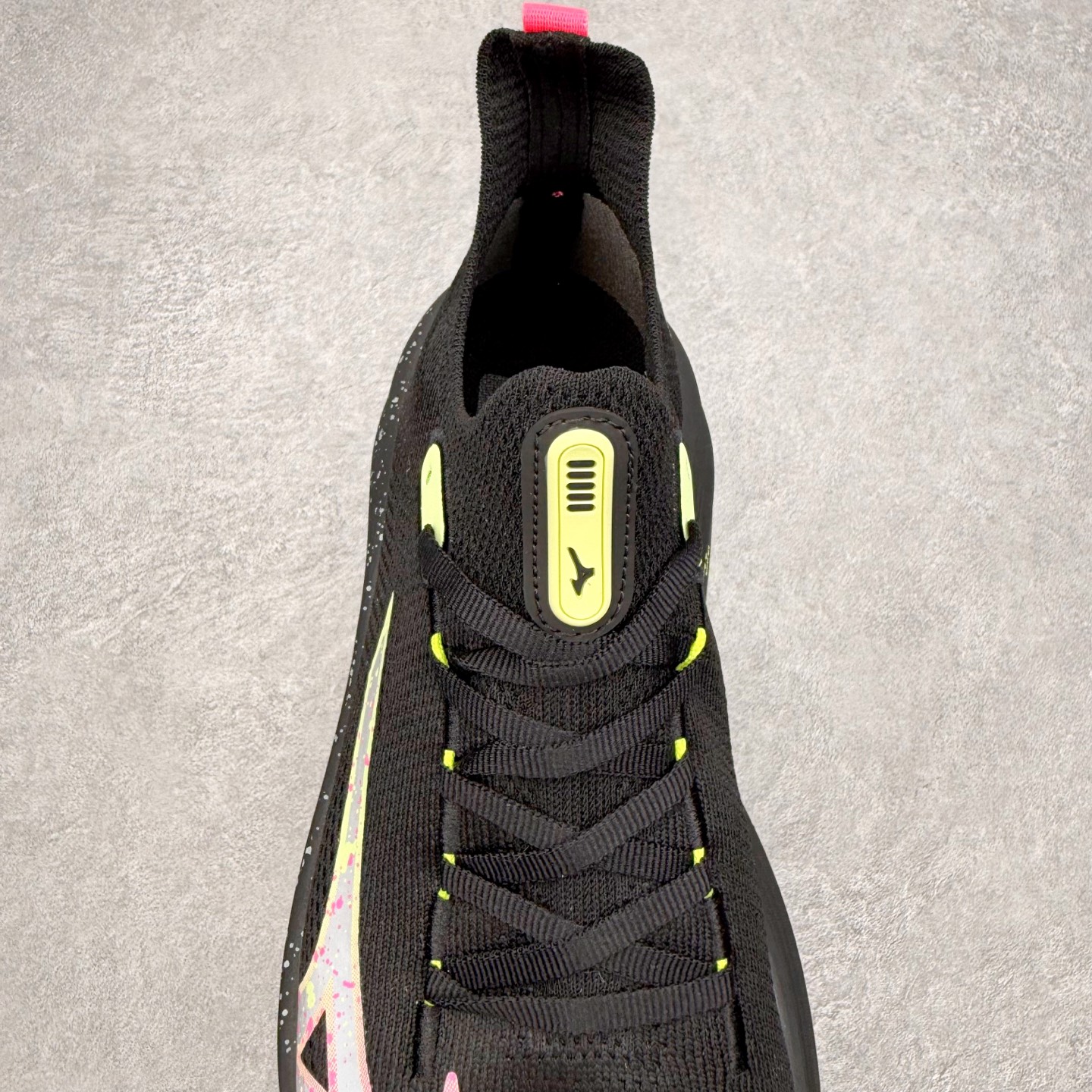 图片[5]-Mizuno Neo Vista Y2K柔软舒适减震耐磨支撑 低帮休闲跑步鞋 男女同款 美津浓（Mizuno）是日本美津浓株式会社于1906年创立的运动品牌，经过一个多世纪的不断努力现已成为世界著名的运动器具、服装和鞋类生产商。美津浓力求服务于各类运动项目，并竭力使运动生活更加愉快和振奋。产品种类齐全，覆盖几乎全部主要运动项目，达到30万多个品类。尺码：36 36.5 37.5 38 38.5 39 40 40.5 41 42 42.5 43 44 44.5 45-选品中心