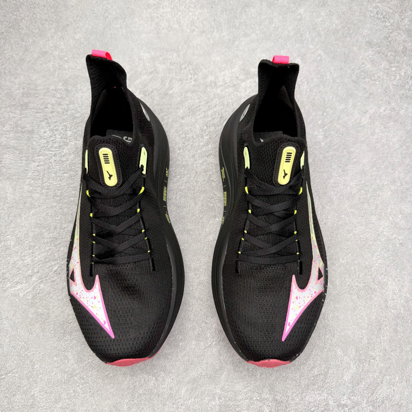 图片[2]-Mizuno Neo Vista Y2K柔软舒适减震耐磨支撑 低帮休闲跑步鞋 男女同款 美津浓（Mizuno）是日本美津浓株式会社于1906年创立的运动品牌，经过一个多世纪的不断努力现已成为世界著名的运动器具、服装和鞋类生产商。美津浓力求服务于各类运动项目，并竭力使运动生活更加愉快和振奋。产品种类齐全，覆盖几乎全部主要运动项目，达到30万多个品类。尺码：36 36.5 37.5 38 38.5 39 40 40.5 41 42 42.5 43 44 44.5 45-选品中心