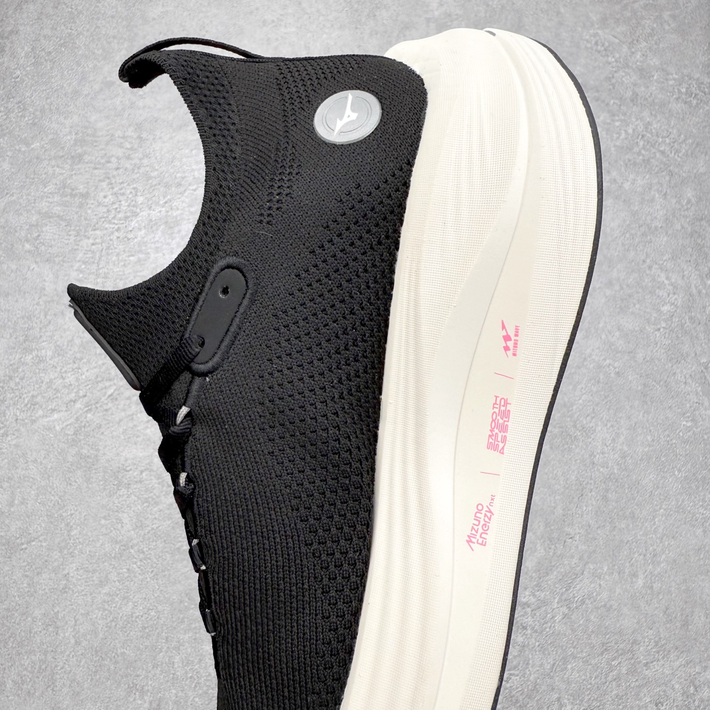 图片[7]-Mizuno Neo Vista Y2K柔软舒适减震耐磨支撑 低帮休闲跑步鞋 男女同款 美津浓（Mizuno）是日本美津浓株式会社于1906年创立的运动品牌，经过一个多世纪的不断努力现已成为世界著名的运动器具、服装和鞋类生产商。美津浓力求服务于各类运动项目，并竭力使运动生活更加愉快和振奋。产品种类齐全，覆盖几乎全部主要运动项目，达到30万多个品类。尺码：36 36.5 37.5 38 38.5 39 40 40.5 41 42 42.5 43 44 44.5 45-选品中心