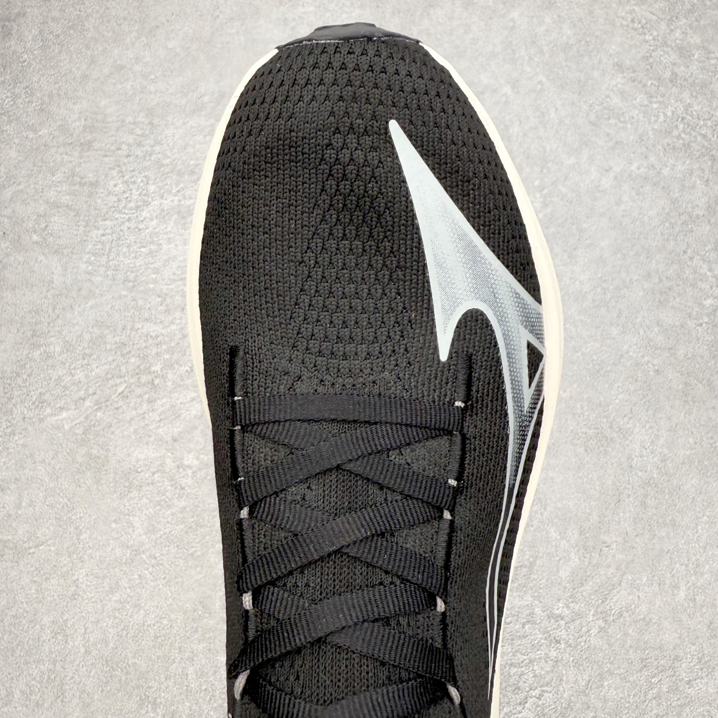 图片[4]-Mizuno Neo Vista Y2K柔软舒适减震耐磨支撑 低帮休闲跑步鞋 男女同款 美津浓（Mizuno）是日本美津浓株式会社于1906年创立的运动品牌，经过一个多世纪的不断努力现已成为世界著名的运动器具、服装和鞋类生产商。美津浓力求服务于各类运动项目，并竭力使运动生活更加愉快和振奋。产品种类齐全，覆盖几乎全部主要运动项目，达到30万多个品类。尺码：36 36.5 37.5 38 38.5 39 40 40.5 41 42 42.5 43 44 44.5 45-选品中心