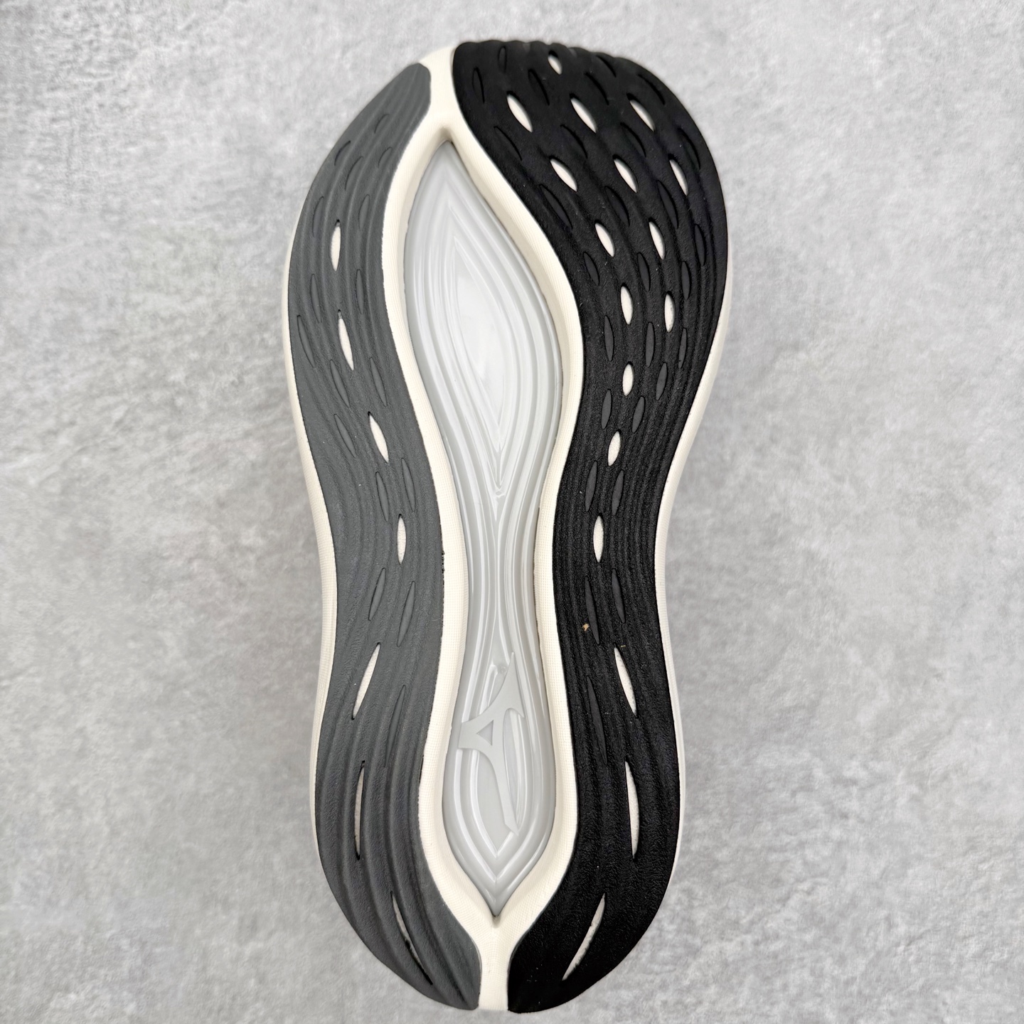 图片[9]-Mizuno Neo Vista Y2K柔软舒适减震耐磨支撑 低帮休闲跑步鞋 男女同款 美津浓（Mizuno）是日本美津浓株式会社于1906年创立的运动品牌，经过一个多世纪的不断努力现已成为世界著名的运动器具、服装和鞋类生产商。美津浓力求服务于各类运动项目，并竭力使运动生活更加愉快和振奋。产品种类齐全，覆盖几乎全部主要运动项目，达到30万多个品类。尺码：36 36.5 37.5 38 38.5 39 40 40.5 41 42 42.5 43 44 44.5 45-选品中心