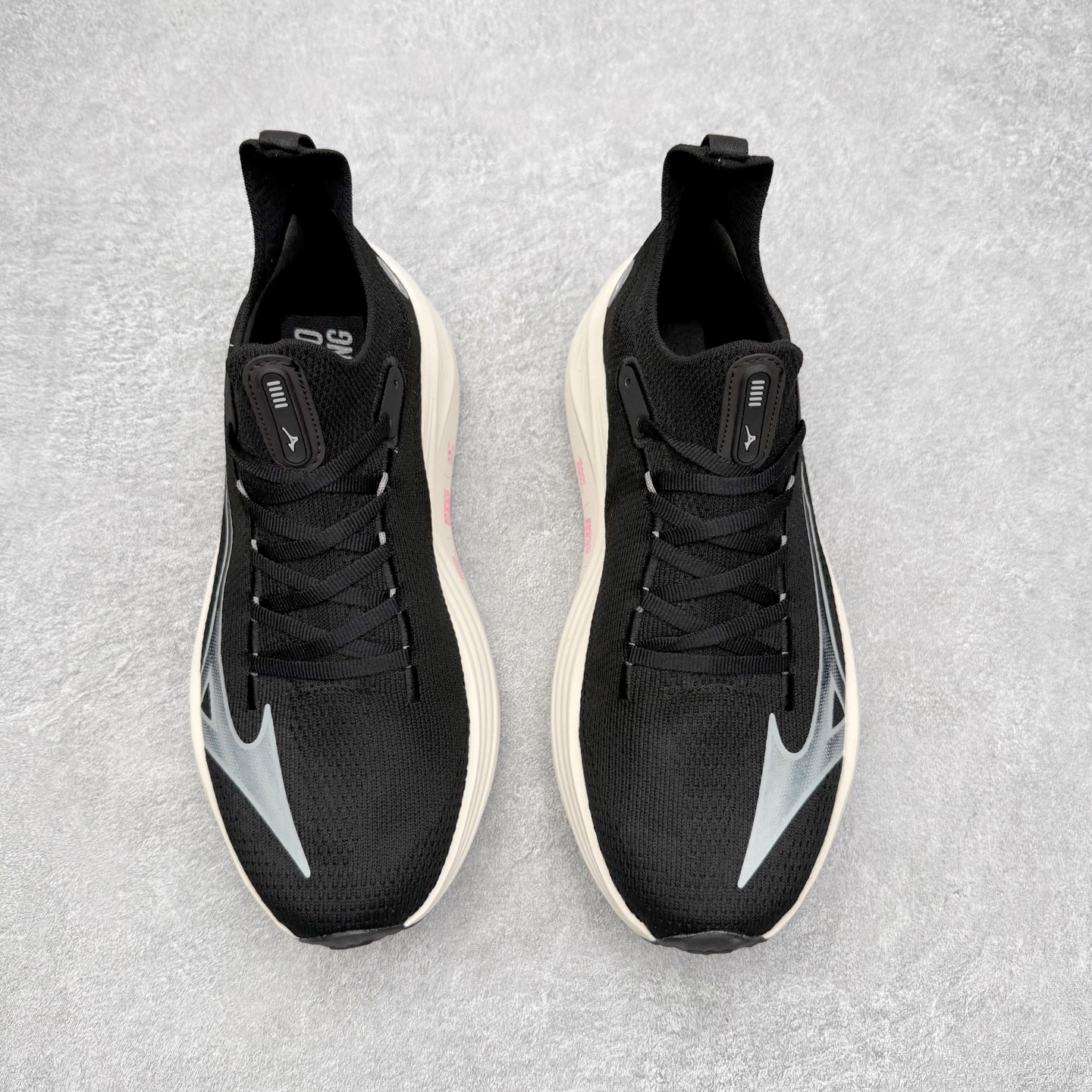 图片[2]-Mizuno Neo Vista Y2K柔软舒适减震耐磨支撑 低帮休闲跑步鞋 男女同款 美津浓（Mizuno）是日本美津浓株式会社于1906年创立的运动品牌，经过一个多世纪的不断努力现已成为世界著名的运动器具、服装和鞋类生产商。美津浓力求服务于各类运动项目，并竭力使运动生活更加愉快和振奋。产品种类齐全，覆盖几乎全部主要运动项目，达到30万多个品类。尺码：36 36.5 37.5 38 38.5 39 40 40.5 41 42 42.5 43 44 44.5 45-选品中心