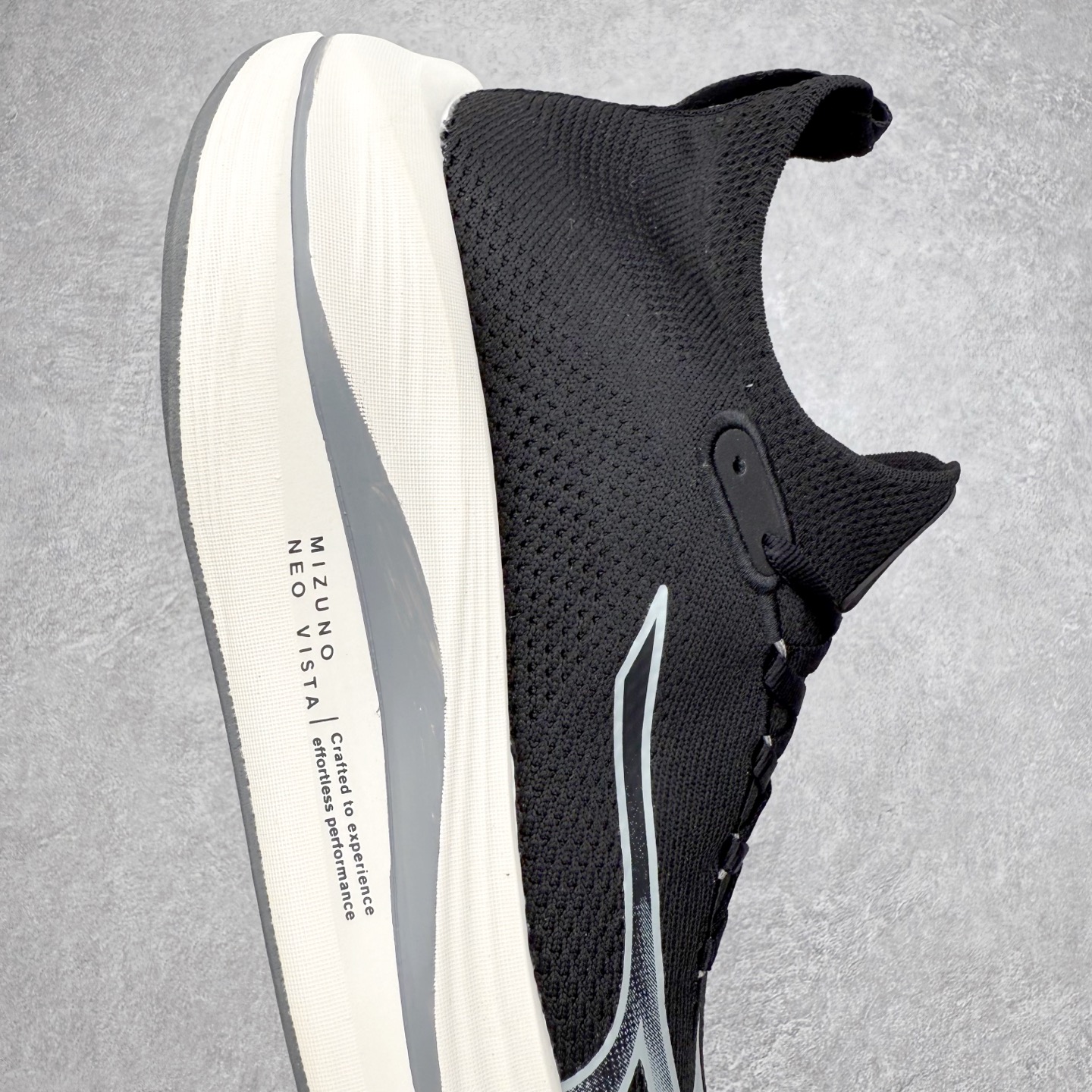 图片[6]-Mizuno Neo Vista Y2K柔软舒适减震耐磨支撑 低帮休闲跑步鞋 男女同款 美津浓（Mizuno）是日本美津浓株式会社于1906年创立的运动品牌，经过一个多世纪的不断努力现已成为世界著名的运动器具、服装和鞋类生产商。美津浓力求服务于各类运动项目，并竭力使运动生活更加愉快和振奋。产品种类齐全，覆盖几乎全部主要运动项目，达到30万多个品类。尺码：36 36.5 37.5 38 38.5 39 40 40.5 41 42 42.5 43 44 44.5 45-选品中心