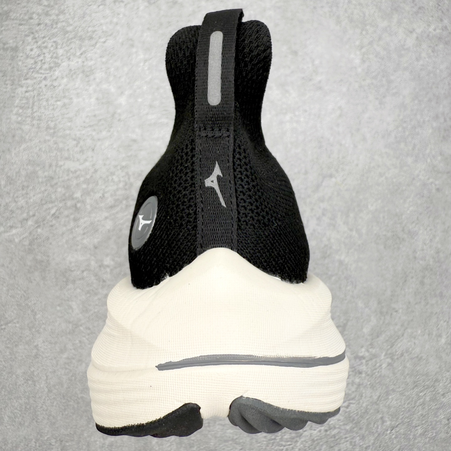 图片[8]-Mizuno Neo Vista Y2K柔软舒适减震耐磨支撑 低帮休闲跑步鞋 男女同款 美津浓（Mizuno）是日本美津浓株式会社于1906年创立的运动品牌，经过一个多世纪的不断努力现已成为世界著名的运动器具、服装和鞋类生产商。美津浓力求服务于各类运动项目，并竭力使运动生活更加愉快和振奋。产品种类齐全，覆盖几乎全部主要运动项目，达到30万多个品类。尺码：36 36.5 37.5 38 38.5 39 40 40.5 41 42 42.5 43 44 44.5 45-选品中心