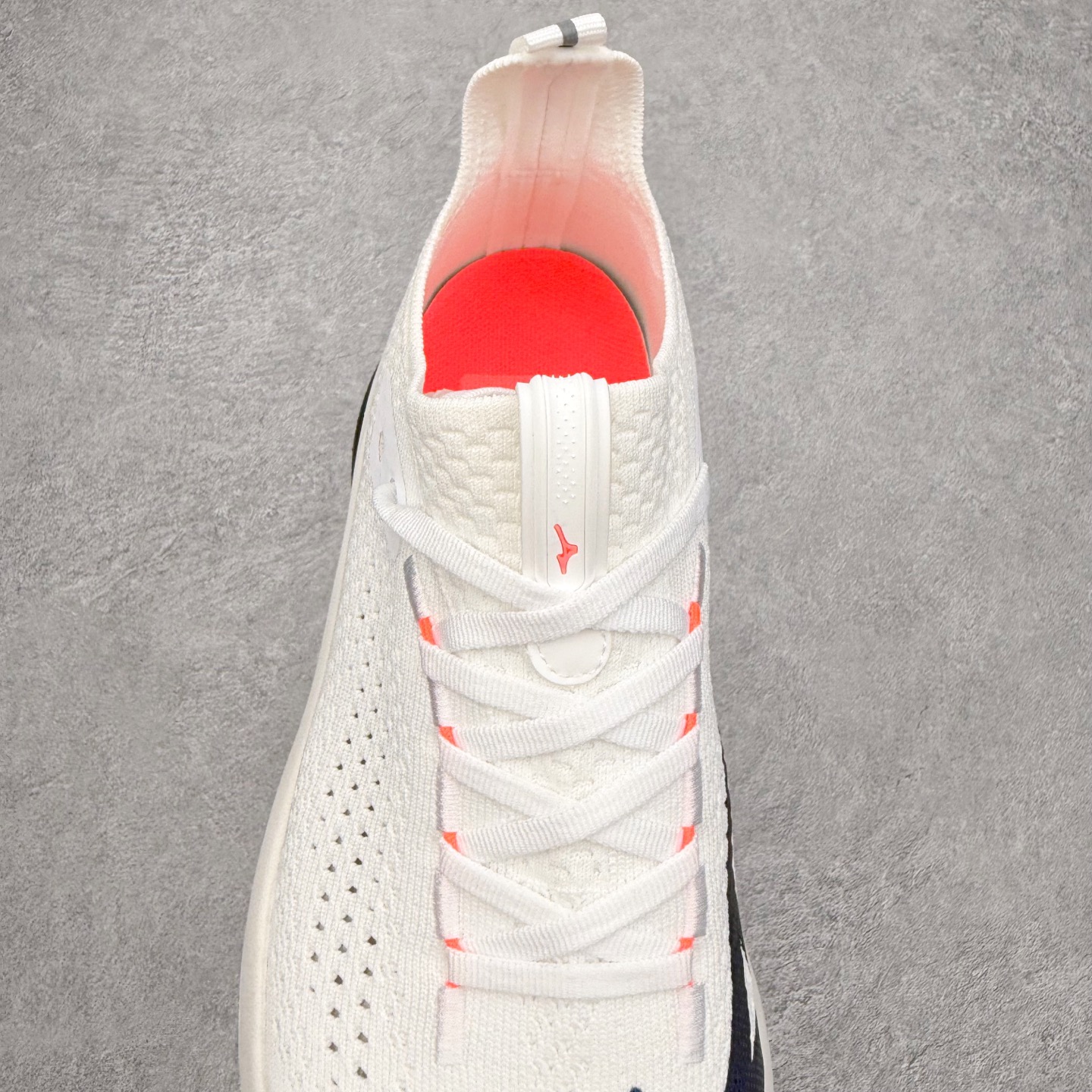 图片[5]-Mizuno Neo Vista Y2K柔软舒适减震耐磨支撑 低帮休闲跑步鞋 男女同款 美津浓（Mizuno）是日本美津浓株式会社于1906年创立的运动品牌，经过一个多世纪的不断努力现已成为世界著名的运动器具、服装和鞋类生产商。美津浓力求服务于各类运动项目，并竭力使运动生活更加愉快和振奋。产品种类齐全，覆盖几乎全部主要运动项目，达到30万多个品类。尺码：36 36.5 37.5 38 38.5 39 40 40.5 41 42 42.5 43 44 44.5 45-选品中心