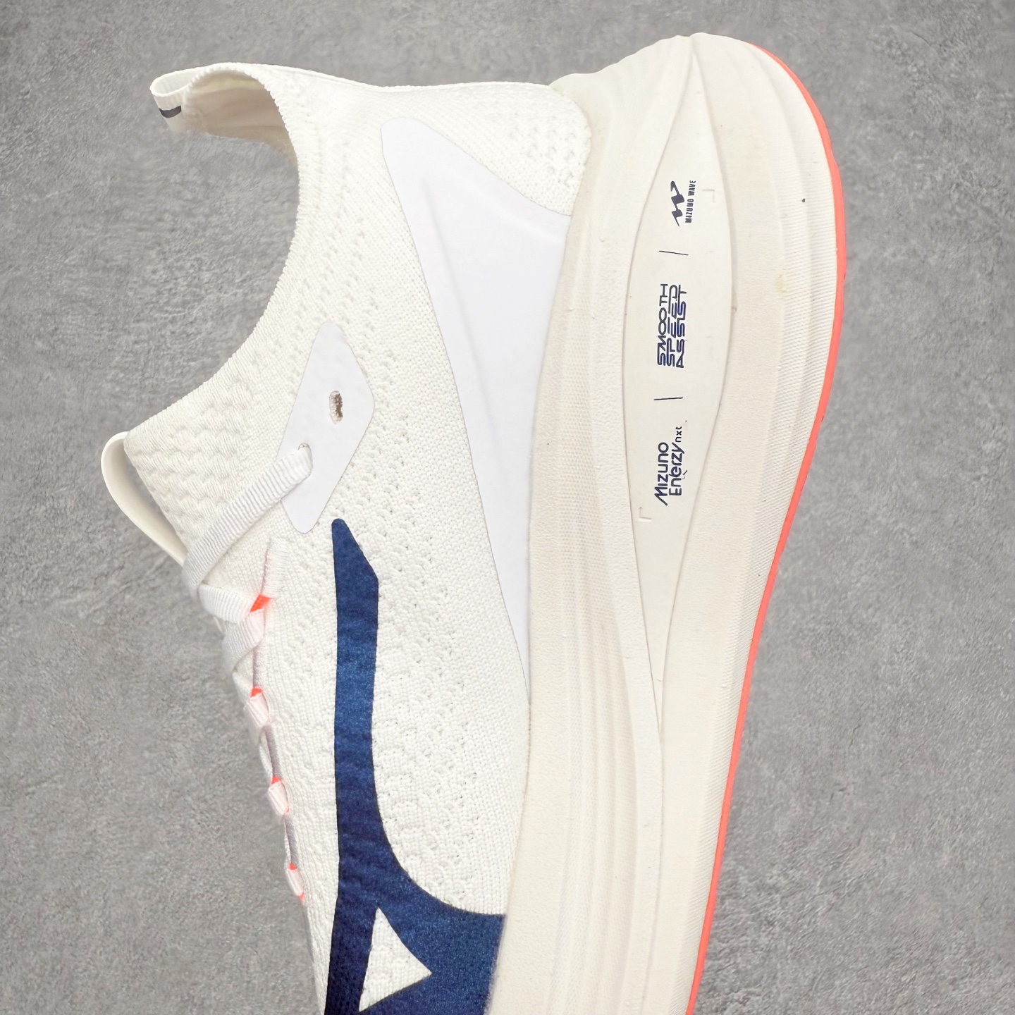 图片[7]-Mizuno Neo Vista Y2K柔软舒适减震耐磨支撑 低帮休闲跑步鞋 男女同款 美津浓（Mizuno）是日本美津浓株式会社于1906年创立的运动品牌，经过一个多世纪的不断努力现已成为世界著名的运动器具、服装和鞋类生产商。美津浓力求服务于各类运动项目，并竭力使运动生活更加愉快和振奋。产品种类齐全，覆盖几乎全部主要运动项目，达到30万多个品类。尺码：36 36.5 37.5 38 38.5 39 40 40.5 41 42 42.5 43 44 44.5 45-选品中心