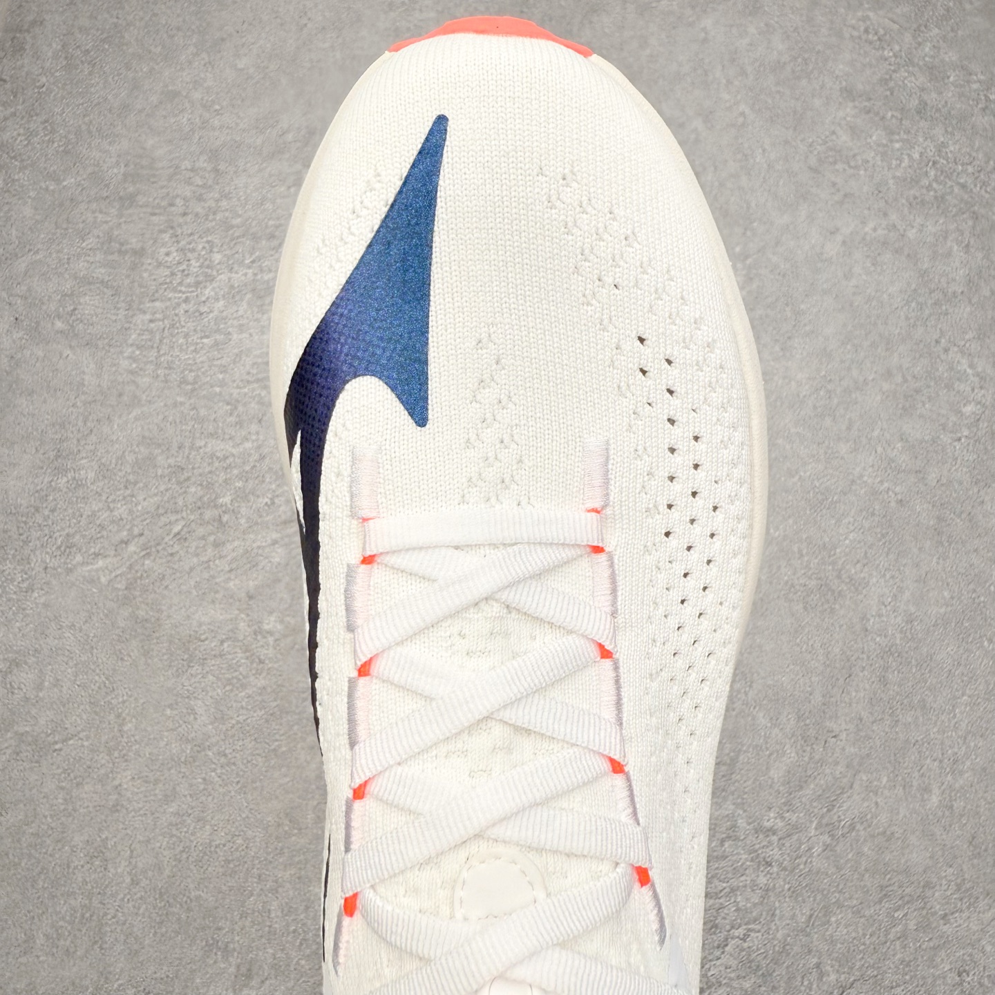 图片[4]-Mizuno Neo Vista Y2K柔软舒适减震耐磨支撑 低帮休闲跑步鞋 男女同款 美津浓（Mizuno）是日本美津浓株式会社于1906年创立的运动品牌，经过一个多世纪的不断努力现已成为世界著名的运动器具、服装和鞋类生产商。美津浓力求服务于各类运动项目，并竭力使运动生活更加愉快和振奋。产品种类齐全，覆盖几乎全部主要运动项目，达到30万多个品类。尺码：36 36.5 37.5 38 38.5 39 40 40.5 41 42 42.5 43 44 44.5 45-选品中心