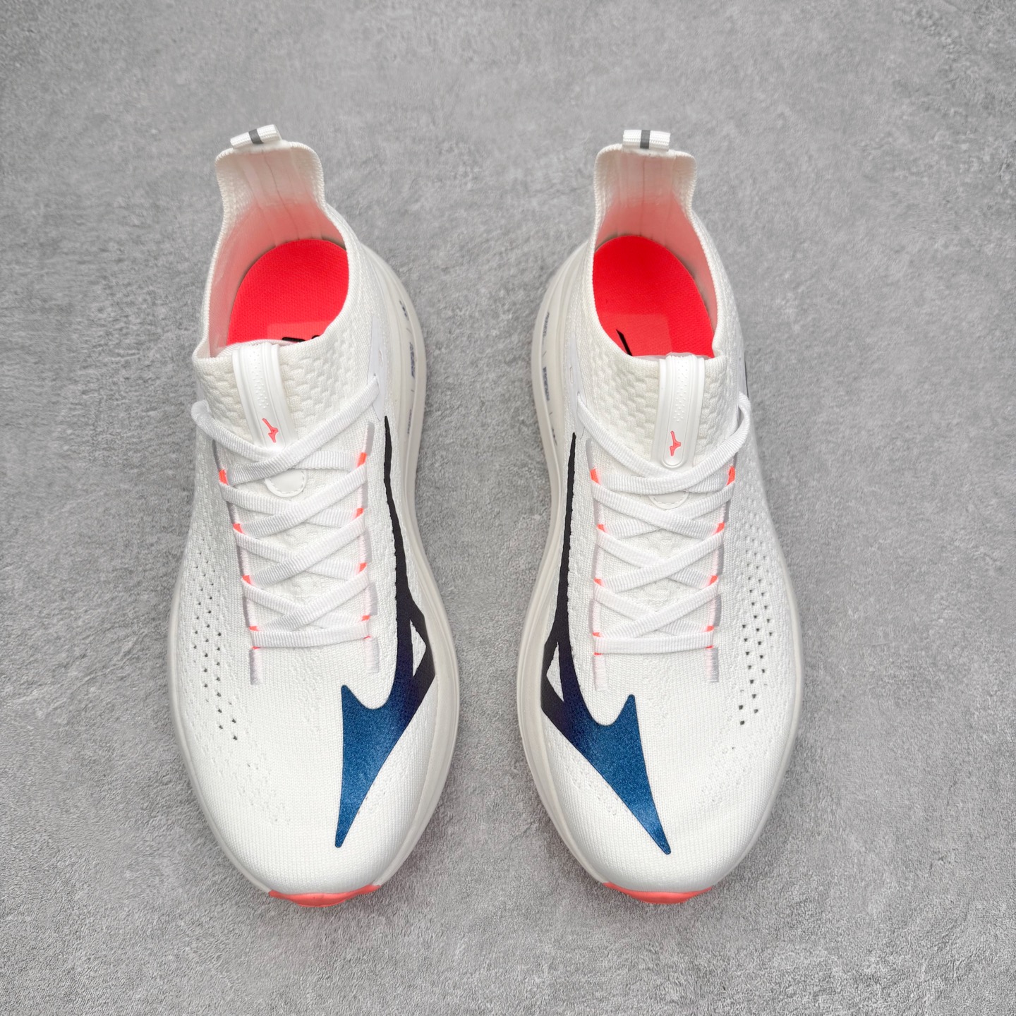 图片[2]-Mizuno Neo Vista Y2K柔软舒适减震耐磨支撑 低帮休闲跑步鞋 男女同款 美津浓（Mizuno）是日本美津浓株式会社于1906年创立的运动品牌，经过一个多世纪的不断努力现已成为世界著名的运动器具、服装和鞋类生产商。美津浓力求服务于各类运动项目，并竭力使运动生活更加愉快和振奋。产品种类齐全，覆盖几乎全部主要运动项目，达到30万多个品类。尺码：36 36.5 37.5 38 38.5 39 40 40.5 41 42 42.5 43 44 44.5 45-选品中心