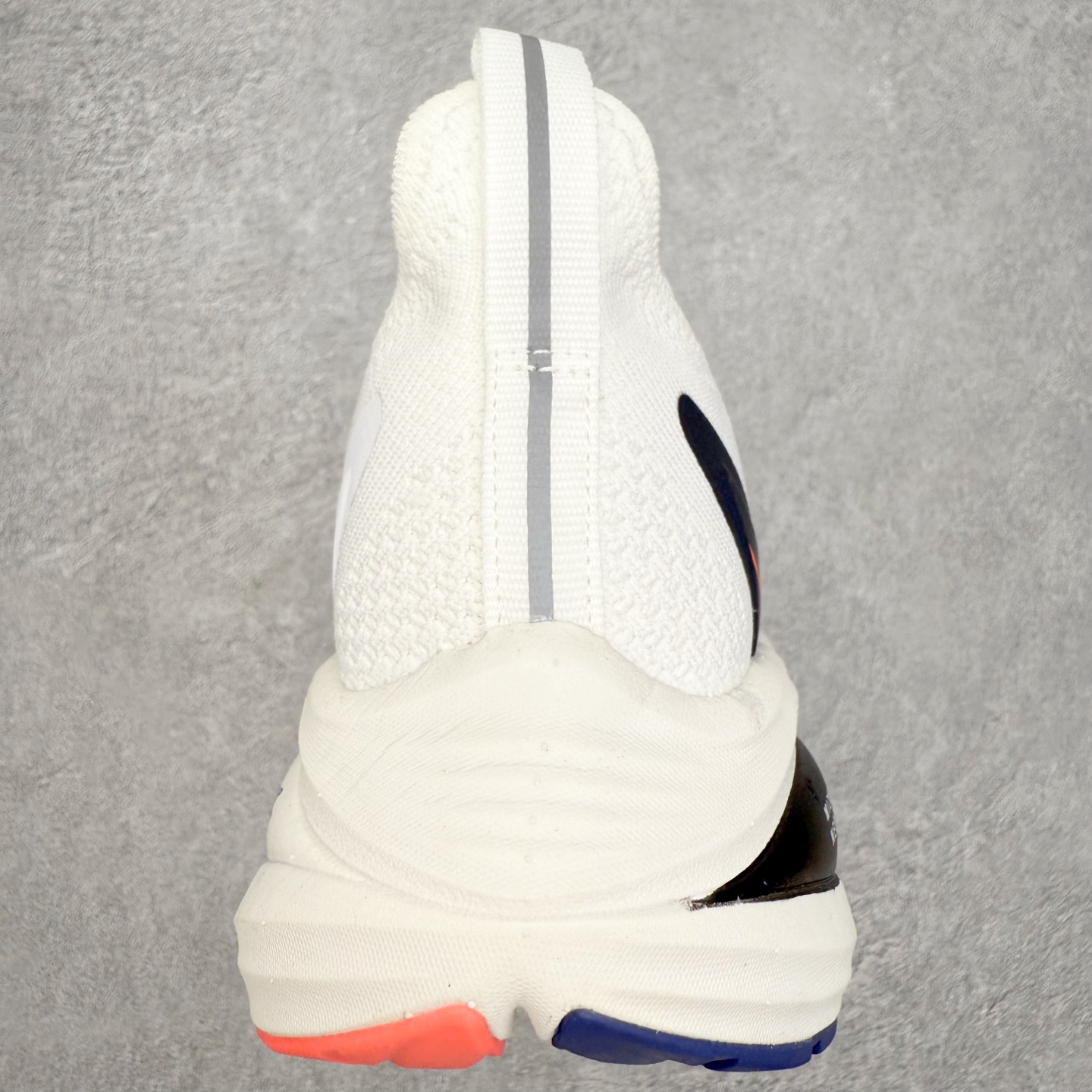 图片[8]-Mizuno Neo Vista Y2K柔软舒适减震耐磨支撑 低帮休闲跑步鞋 男女同款 美津浓（Mizuno）是日本美津浓株式会社于1906年创立的运动品牌，经过一个多世纪的不断努力现已成为世界著名的运动器具、服装和鞋类生产商。美津浓力求服务于各类运动项目，并竭力使运动生活更加愉快和振奋。产品种类齐全，覆盖几乎全部主要运动项目，达到30万多个品类。尺码：36 36.5 37.5 38 38.5 39 40 40.5 41 42 42.5 43 44 44.5 45-选品中心