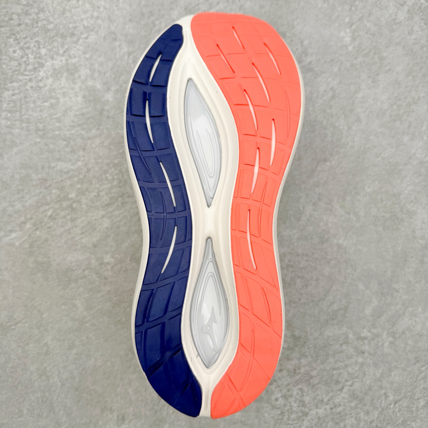 图片[9]-Mizuno Neo Vista Y2K柔软舒适减震耐磨支撑 低帮休闲跑步鞋 男女同款 美津浓（Mizuno）是日本美津浓株式会社于1906年创立的运动品牌，经过一个多世纪的不断努力现已成为世界著名的运动器具、服装和鞋类生产商。美津浓力求服务于各类运动项目，并竭力使运动生活更加愉快和振奋。产品种类齐全，覆盖几乎全部主要运动项目，达到30万多个品类。尺码：36 36.5 37.5 38 38.5 39 40 40.5 41 42 42.5 43 44 44.5 45-选品中心