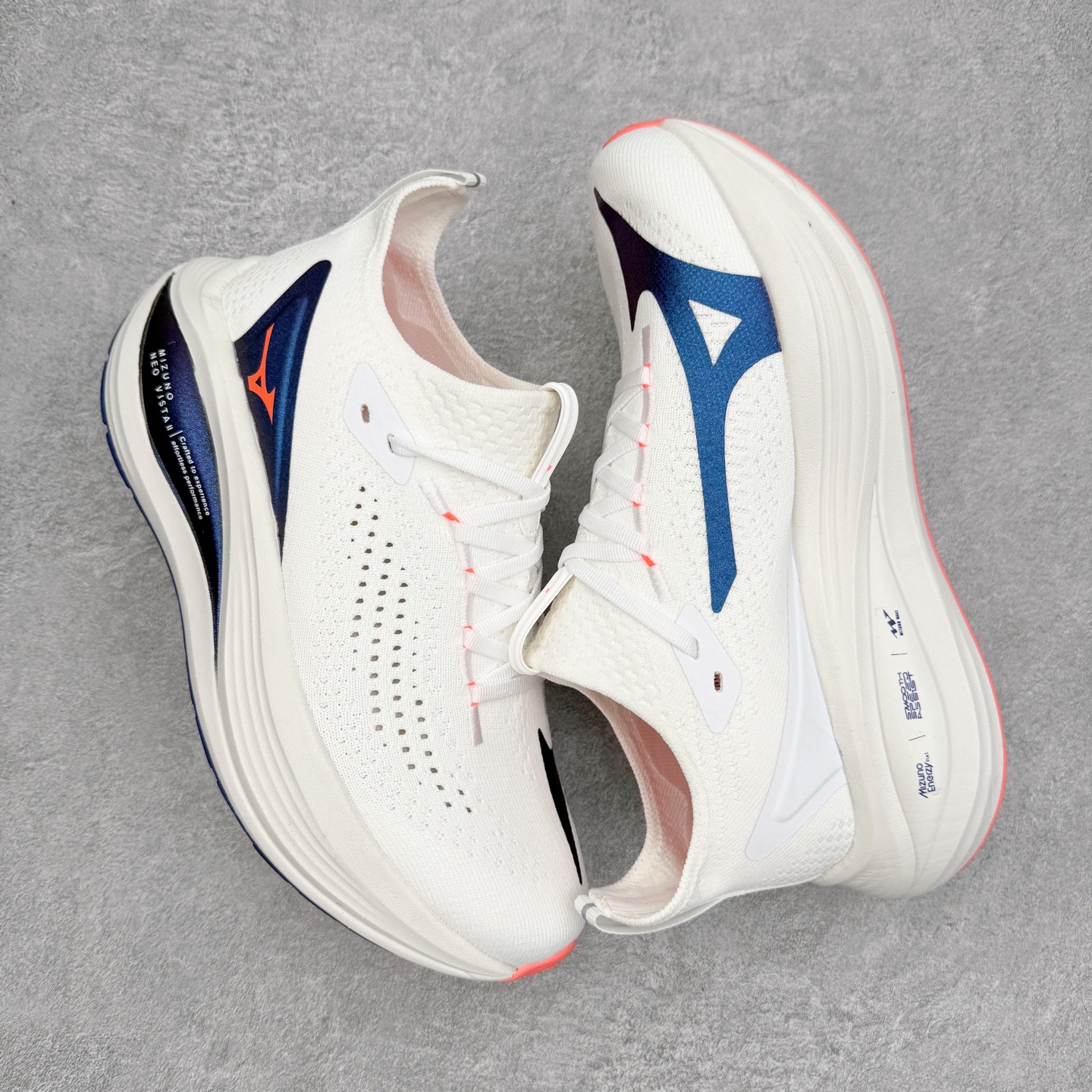 图片[3]-Mizuno Neo Vista Y2K柔软舒适减震耐磨支撑 低帮休闲跑步鞋 男女同款 美津浓（Mizuno）是日本美津浓株式会社于1906年创立的运动品牌，经过一个多世纪的不断努力现已成为世界著名的运动器具、服装和鞋类生产商。美津浓力求服务于各类运动项目，并竭力使运动生活更加愉快和振奋。产品种类齐全，覆盖几乎全部主要运动项目，达到30万多个品类。尺码：36 36.5 37.5 38 38.5 39 40 40.5 41 42 42.5 43 44 44.5 45-选品中心