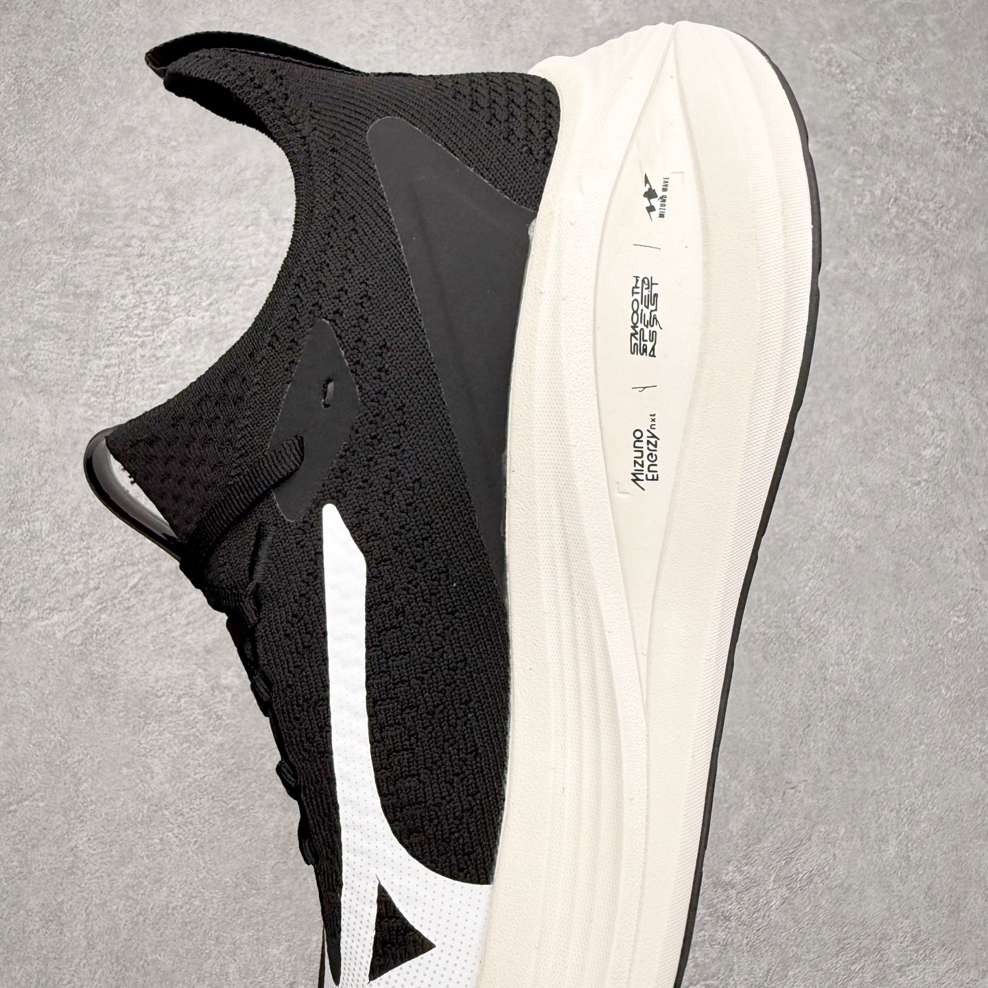 图片[7]-Mizuno Neo Vista Y2K柔软舒适减震耐磨支撑 低帮休闲跑步鞋 男女同款 美津浓（Mizuno）是日本美津浓株式会社于1906年创立的运动品牌，经过一个多世纪的不断努力现已成为世界著名的运动器具、服装和鞋类生产商。美津浓力求服务于各类运动项目，并竭力使运动生活更加愉快和振奋。产品种类齐全，覆盖几乎全部主要运动项目，达到30万多个品类。尺码：36 36.5 37.5 38 38.5 39 40 40.5 41 42 42.5 43 44 44.5 45-选品中心