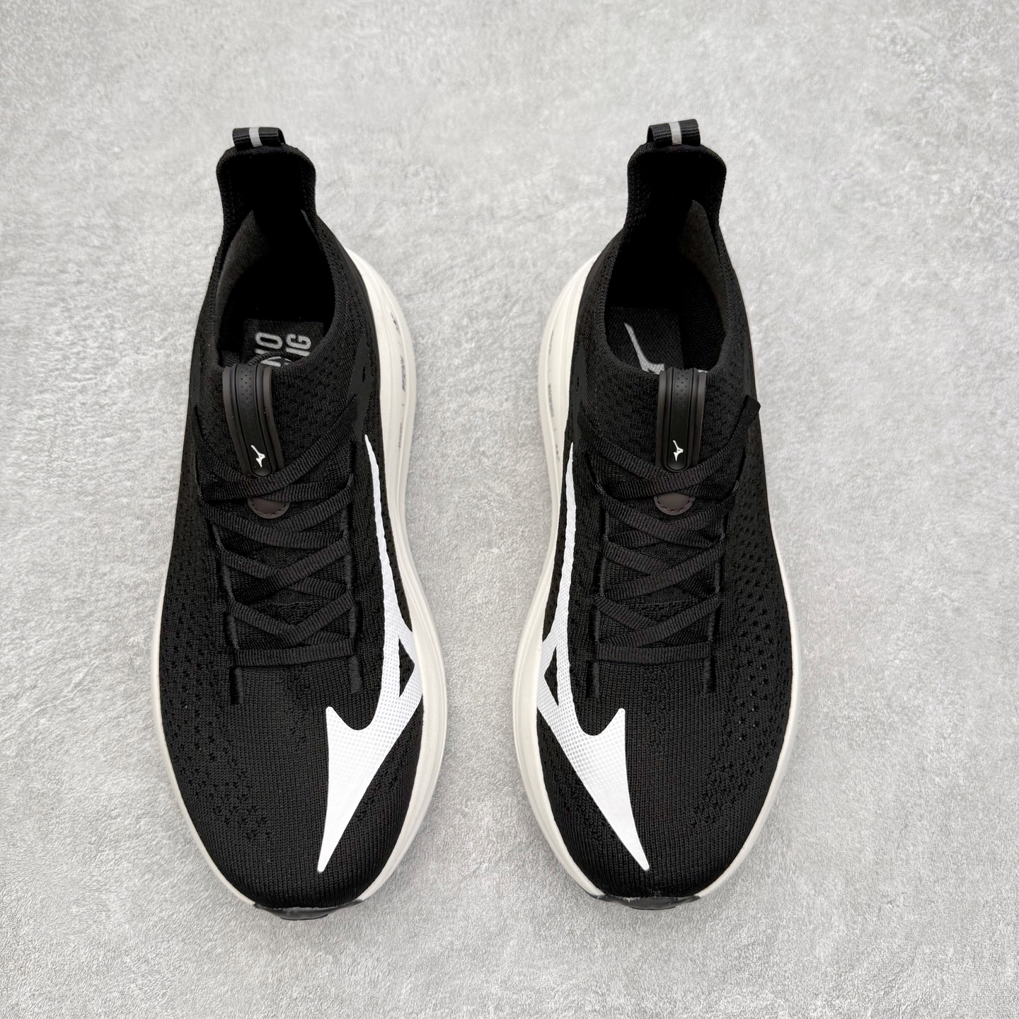 图片[2]-Mizuno Neo Vista Y2K柔软舒适减震耐磨支撑 低帮休闲跑步鞋 男女同款 美津浓（Mizuno）是日本美津浓株式会社于1906年创立的运动品牌，经过一个多世纪的不断努力现已成为世界著名的运动器具、服装和鞋类生产商。美津浓力求服务于各类运动项目，并竭力使运动生活更加愉快和振奋。产品种类齐全，覆盖几乎全部主要运动项目，达到30万多个品类。尺码：36 36.5 37.5 38 38.5 39 40 40.5 41 42 42.5 43 44 44.5 45-选品中心