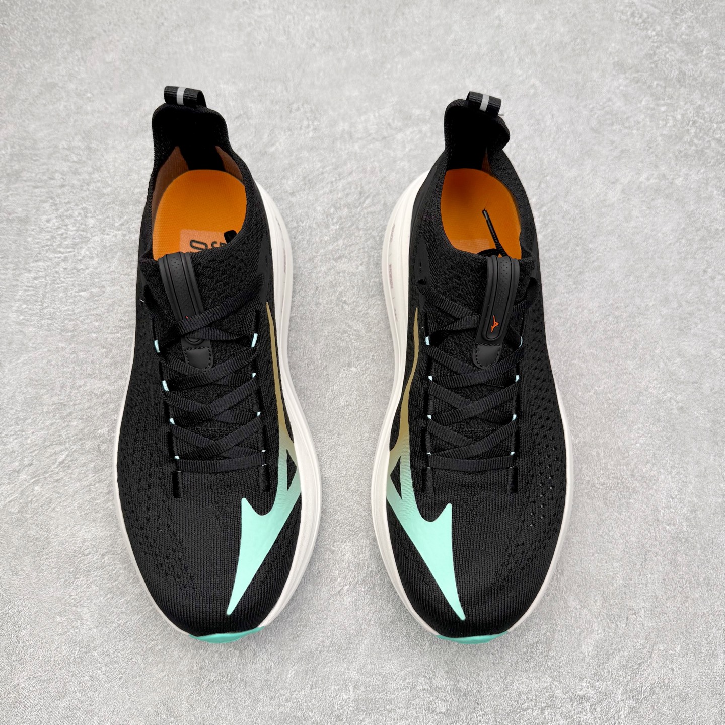 图片[2]-Mizuno Neo Vista Y2K柔软舒适减震耐磨支撑 低帮休闲跑步鞋 男女同款 美津浓（Mizuno）是日本美津浓株式会社于1906年创立的运动品牌，经过一个多世纪的不断努力现已成为世界著名的运动器具、服装和鞋类生产商。美津浓力求服务于各类运动项目，并竭力使运动生活更加愉快和振奋。产品种类齐全，覆盖几乎全部主要运动项目，达到30万多个品类。尺码：36 36.5 37.5 38 38.5 39 40 40.5 41 42 42.5 43 44 44.5 45-选品中心