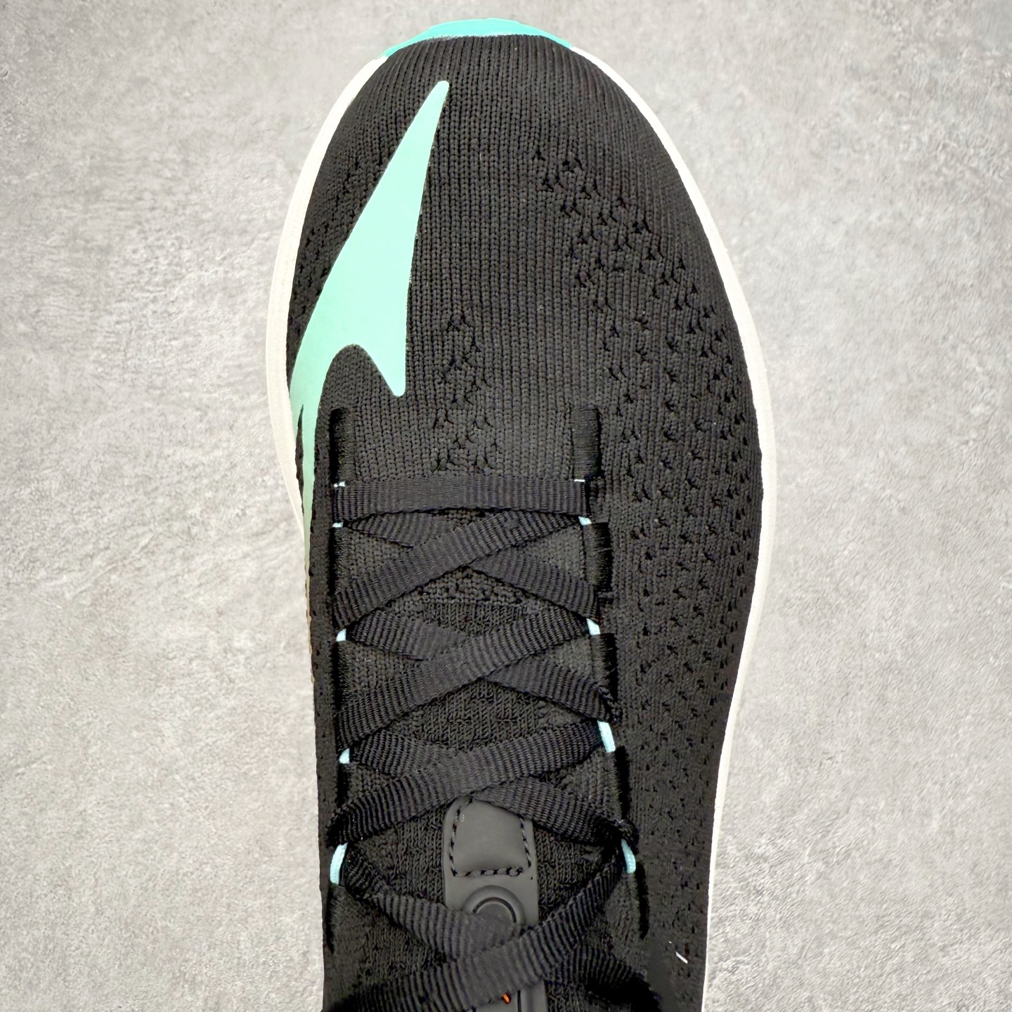 图片[4]-Mizuno Neo Vista Y2K柔软舒适减震耐磨支撑 低帮休闲跑步鞋 男女同款 美津浓（Mizuno）是日本美津浓株式会社于1906年创立的运动品牌，经过一个多世纪的不断努力现已成为世界著名的运动器具、服装和鞋类生产商。美津浓力求服务于各类运动项目，并竭力使运动生活更加愉快和振奋。产品种类齐全，覆盖几乎全部主要运动项目，达到30万多个品类。尺码：36 36.5 37.5 38 38.5 39 40 40.5 41 42 42.5 43 44 44.5 45-选品中心