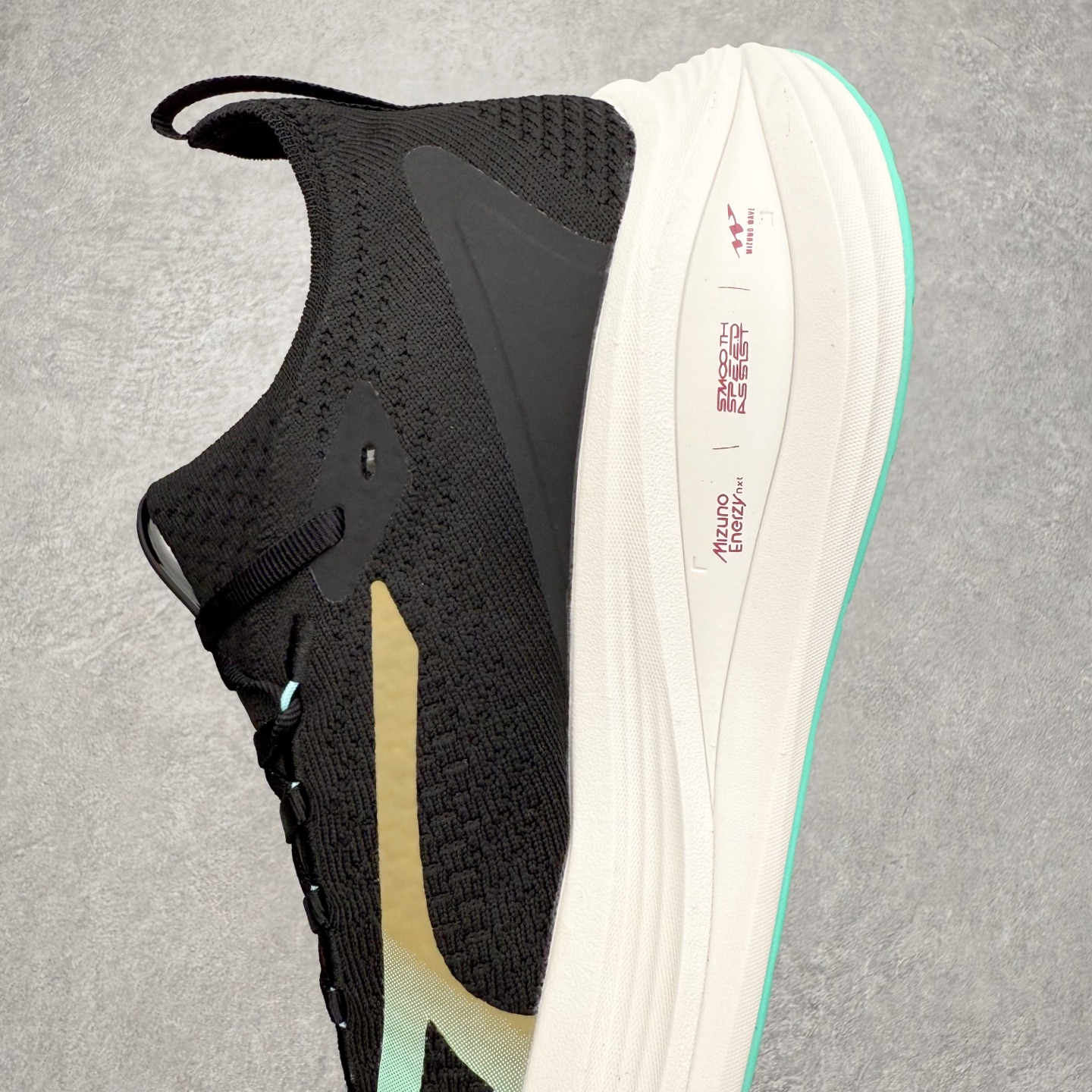 图片[7]-Mizuno Neo Vista Y2K柔软舒适减震耐磨支撑 低帮休闲跑步鞋 男女同款 美津浓（Mizuno）是日本美津浓株式会社于1906年创立的运动品牌，经过一个多世纪的不断努力现已成为世界著名的运动器具、服装和鞋类生产商。美津浓力求服务于各类运动项目，并竭力使运动生活更加愉快和振奋。产品种类齐全，覆盖几乎全部主要运动项目，达到30万多个品类。尺码：36 36.5 37.5 38 38.5 39 40 40.5 41 42 42.5 43 44 44.5 45-选品中心