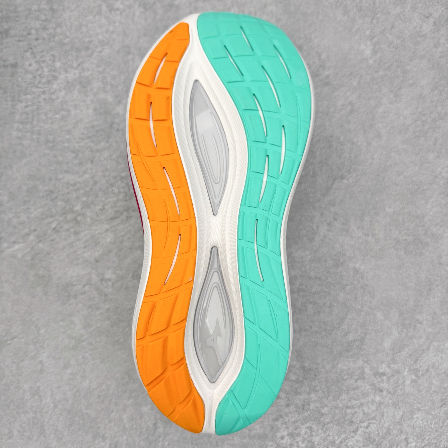 图片[9]-Mizuno Neo Vista Y2K柔软舒适减震耐磨支撑 低帮休闲跑步鞋 男女同款 美津浓（Mizuno）是日本美津浓株式会社于1906年创立的运动品牌，经过一个多世纪的不断努力现已成为世界著名的运动器具、服装和鞋类生产商。美津浓力求服务于各类运动项目，并竭力使运动生活更加愉快和振奋。产品种类齐全，覆盖几乎全部主要运动项目，达到30万多个品类。尺码：36 36.5 37.5 38 38.5 39 40 40.5 41 42 42.5 43 44 44.5 45-选品中心