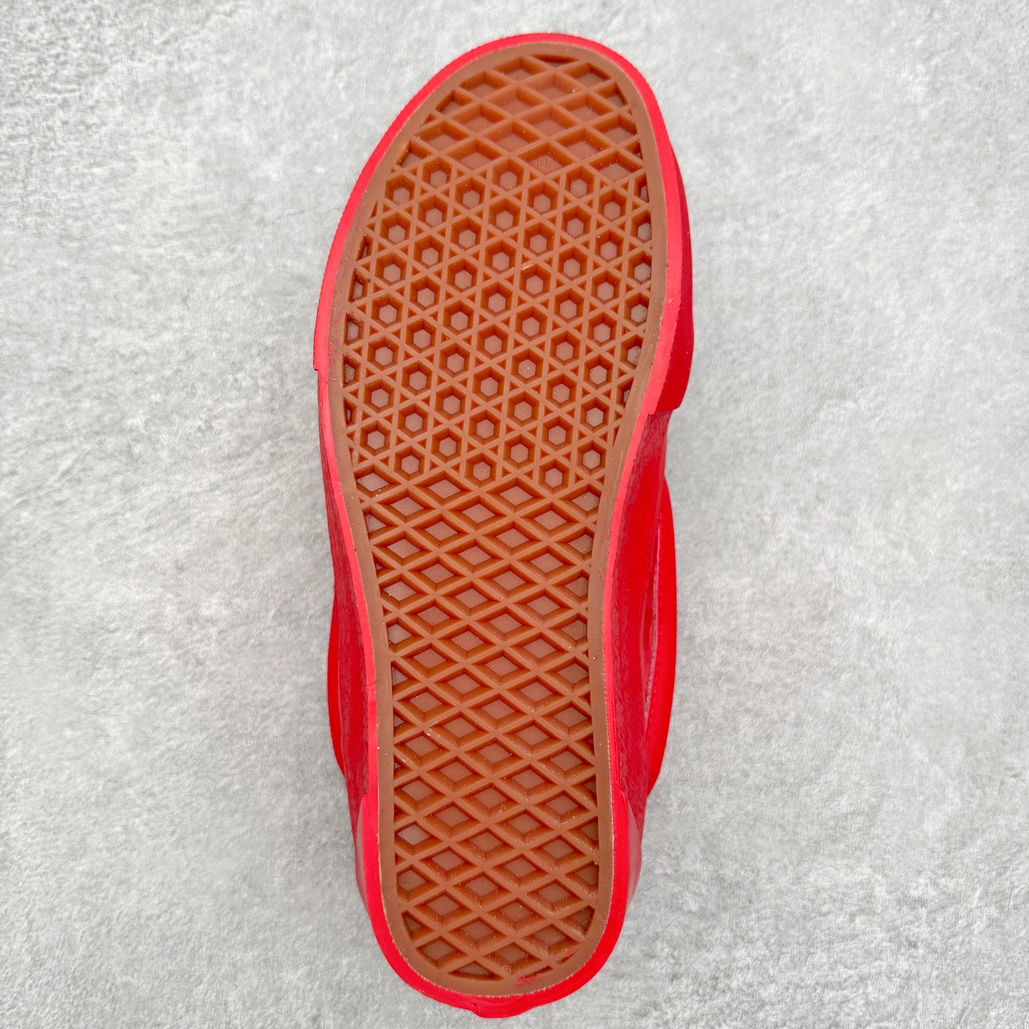 图片[9]-Vans Knu Skool 珍珠铆钉面包鞋 此次以珍珠元素为设计亮点，面包鞋标志性的立体大Logo搭配红色麂皮材质，鞋面及后跟融合珍珠铆钉元素，品牌再次以大胆玩味的精神，将经典街头鞋款焕新呈现，成为冬日时尚焦点。 货号：VN000E9XBRD 尺码：35 36 36.5 37 38 38.5 39 40 40.5 41 42 42.5 43 44 45-选品中心