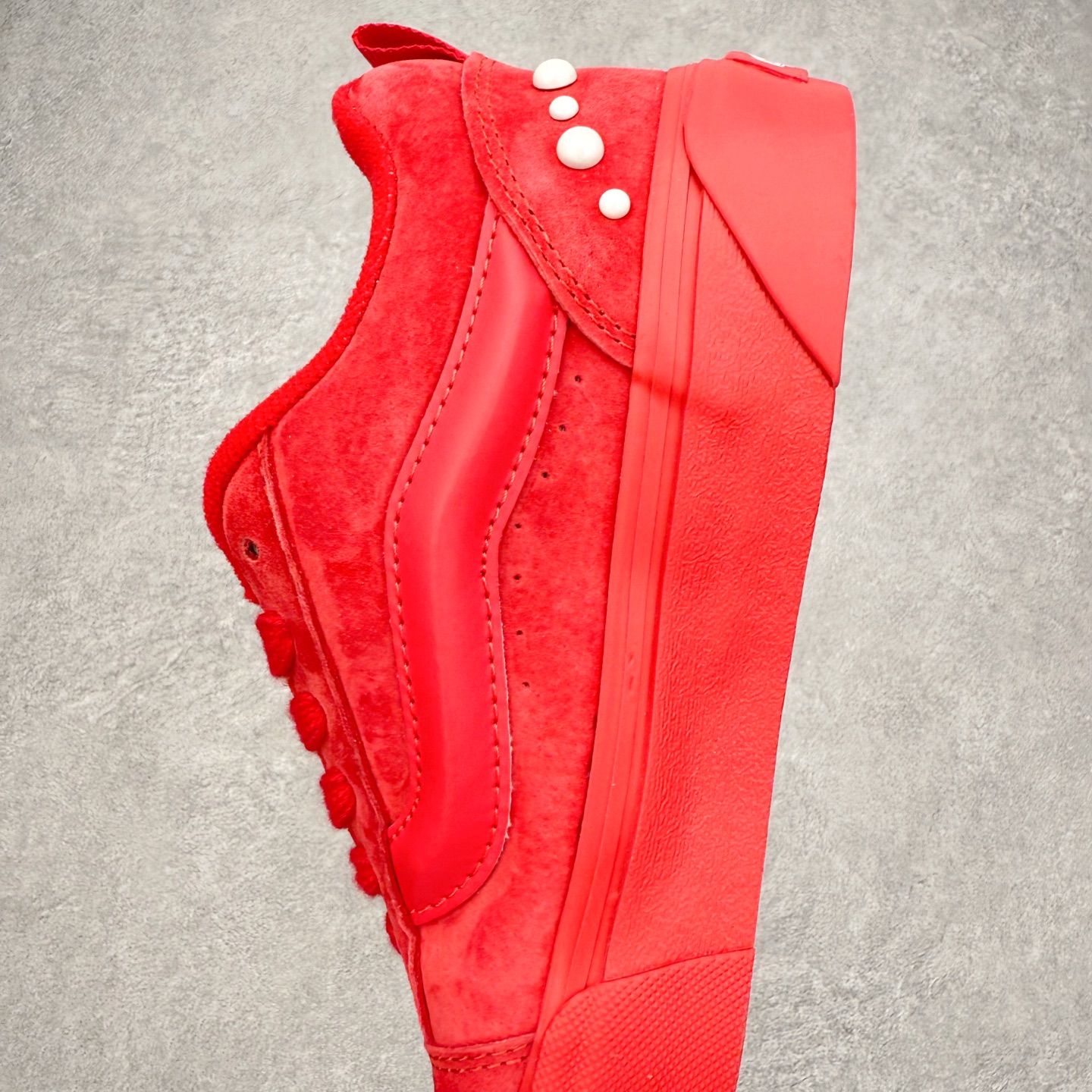 图片[7]-Vans Knu Skool 珍珠铆钉面包鞋 此次以珍珠元素为设计亮点，面包鞋标志性的立体大Logo搭配红色麂皮材质，鞋面及后跟融合珍珠铆钉元素，品牌再次以大胆玩味的精神，将经典街头鞋款焕新呈现，成为冬日时尚焦点。 货号：VN000E9XBRD 尺码：35 36 36.5 37 38 38.5 39 40 40.5 41 42 42.5 43 44 45-选品中心