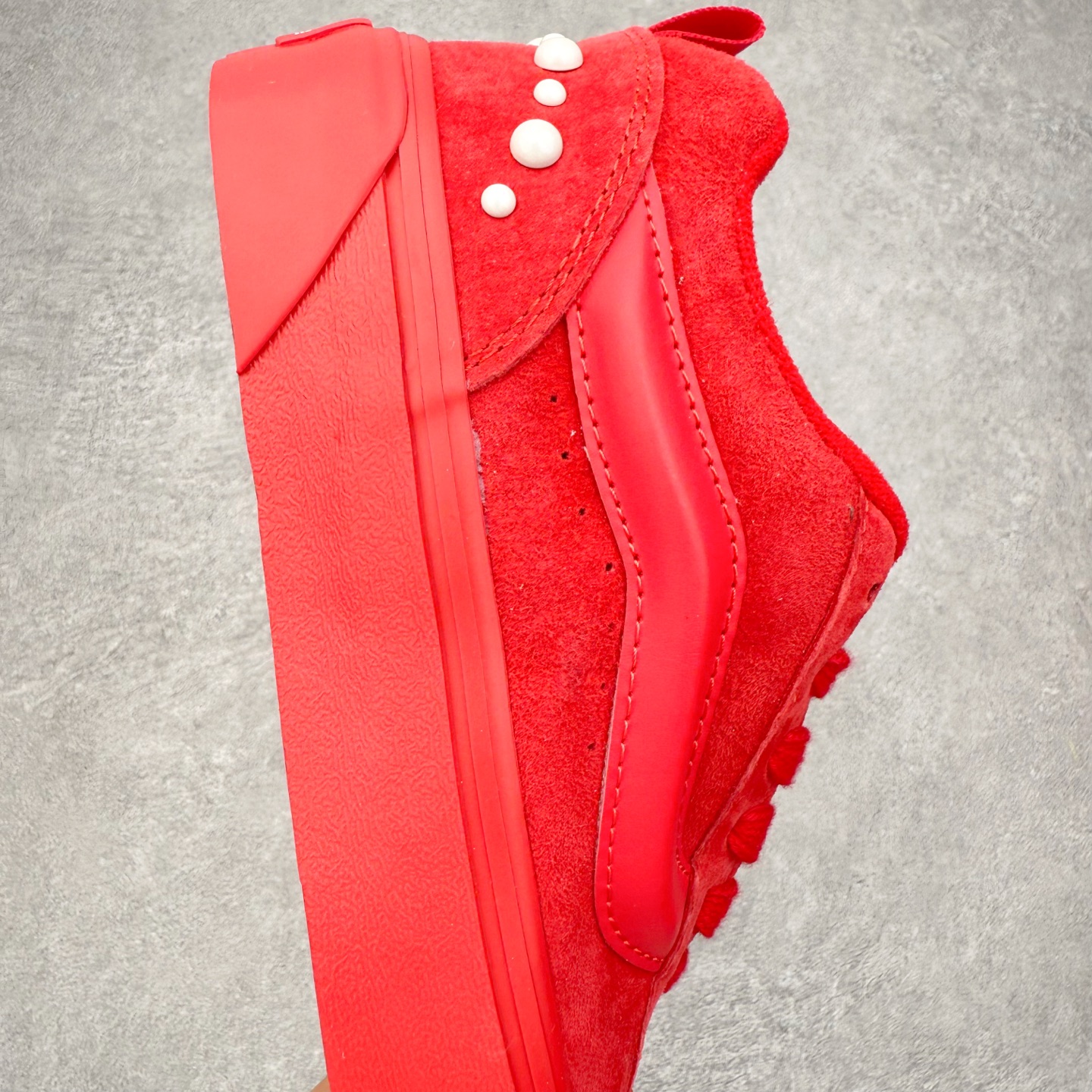 图片[6]-Vans Knu Skool 珍珠铆钉面包鞋 此次以珍珠元素为设计亮点，面包鞋标志性的立体大Logo搭配红色麂皮材质，鞋面及后跟融合珍珠铆钉元素，品牌再次以大胆玩味的精神，将经典街头鞋款焕新呈现，成为冬日时尚焦点。 货号：VN000E9XBRD 尺码：35 36 36.5 37 38 38.5 39 40 40.5 41 42 42.5 43 44 45-选品中心