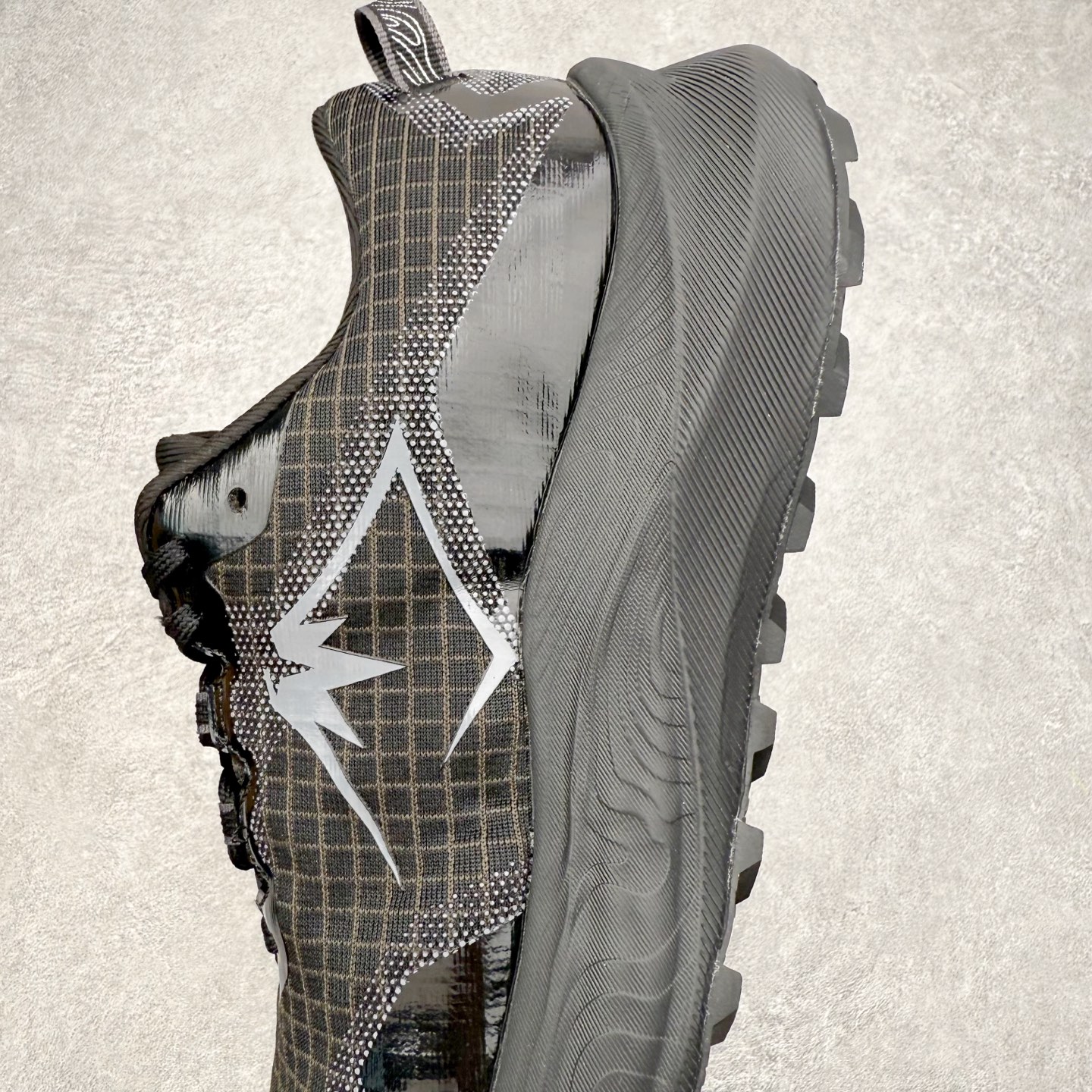 图片[7]-Asics GEL-TRABUCO 13 GTX 亚瑟士舒适百搭轻便透气减震低帮跑步鞋 ASICS（亚瑟士）是日本实业家鬼冢喜八郎创立的跑鞋运动品牌，名字想法源自著名的拉丁谚语“AnimaSana In Corpore Sano”，意为“健全的精神寓于强健的体魄”。正如其名字的含义，ASICS亚瑟士一直坚信保持身体的健康与活力是打造健康快乐的生活方式的最佳途径。亚瑟士的跑鞋、篮球鞋等系列集专业与美貌于一身，拥有极高的热度。2016年，ASICS在“2016年日本最佳全球品牌”排行榜名列第17名。尺码：36 37 37.5 38 39 39.5 40 40.5 41.5 42 42.5 43.5 44 45-选品中心