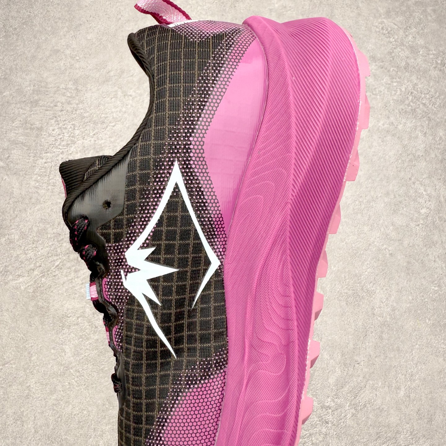 图片[7]-Asics GEL-TRABUCO 13 GTX 亚瑟士舒适百搭轻便透气减震低帮跑步鞋 ASICS（亚瑟士）是日本实业家鬼冢喜八郎创立的跑鞋运动品牌，名字想法源自著名的拉丁谚语“AnimaSana In Corpore Sano”，意为“健全的精神寓于强健的体魄”。正如其名字的含义，ASICS亚瑟士一直坚信保持身体的健康与活力是打造健康快乐的生活方式的最佳途径。亚瑟士的跑鞋、篮球鞋等系列集专业与美貌于一身，拥有极高的热度。2016年，ASICS在“2016年日本最佳全球品牌”排行榜名列第17名。尺码：36 37 37.5 38 39 39.5 40 40.5 41.5 42 42.5 43.5 44 45-选品中心