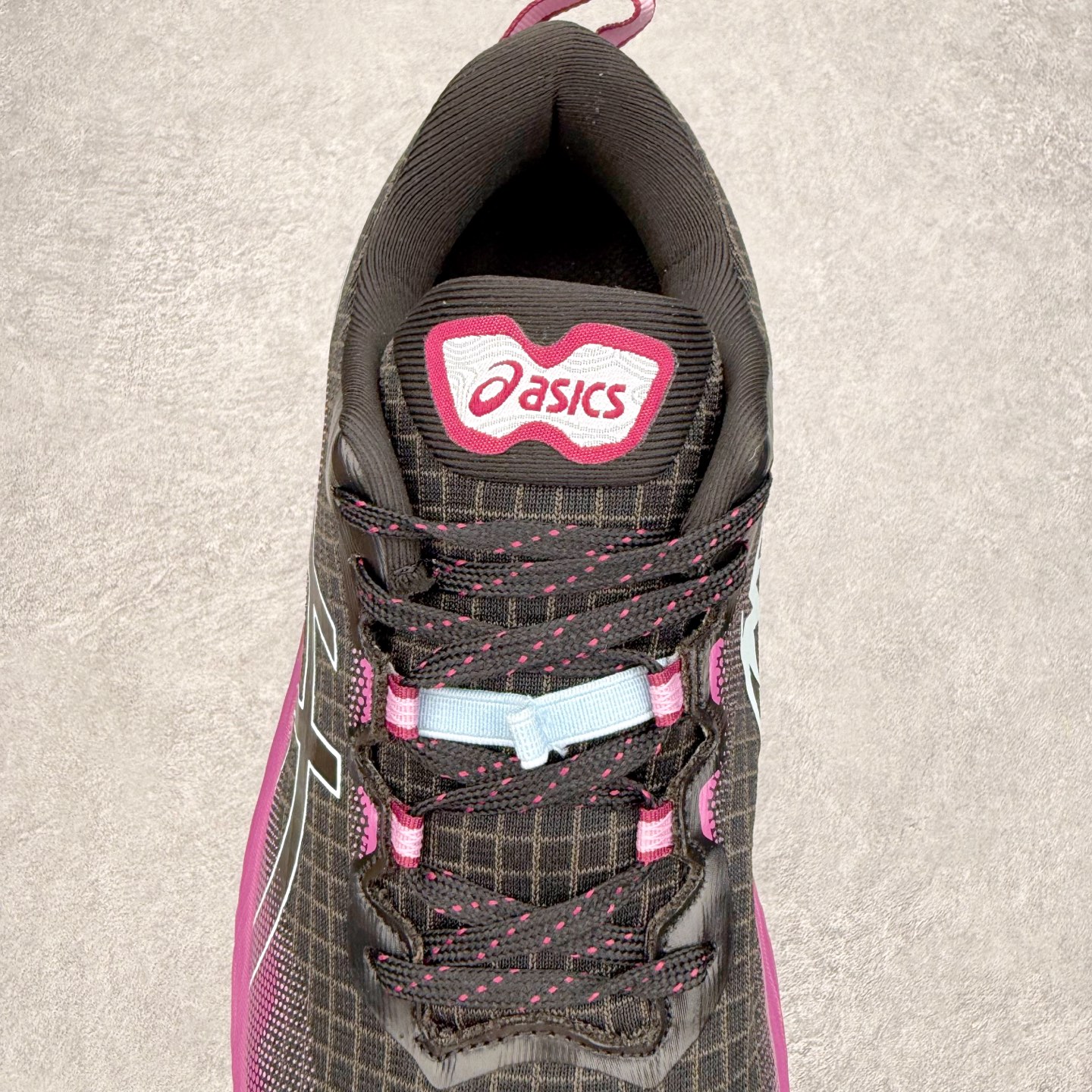 图片[5]-Asics GEL-TRABUCO 13 GTX 亚瑟士舒适百搭轻便透气减震低帮跑步鞋 ASICS（亚瑟士）是日本实业家鬼冢喜八郎创立的跑鞋运动品牌，名字想法源自著名的拉丁谚语“AnimaSana In Corpore Sano”，意为“健全的精神寓于强健的体魄”。正如其名字的含义，ASICS亚瑟士一直坚信保持身体的健康与活力是打造健康快乐的生活方式的最佳途径。亚瑟士的跑鞋、篮球鞋等系列集专业与美貌于一身，拥有极高的热度。2016年，ASICS在“2016年日本最佳全球品牌”排行榜名列第17名。尺码：36 37 37.5 38 39 39.5 40 40.5 41.5 42 42.5 43.5 44 45-选品中心