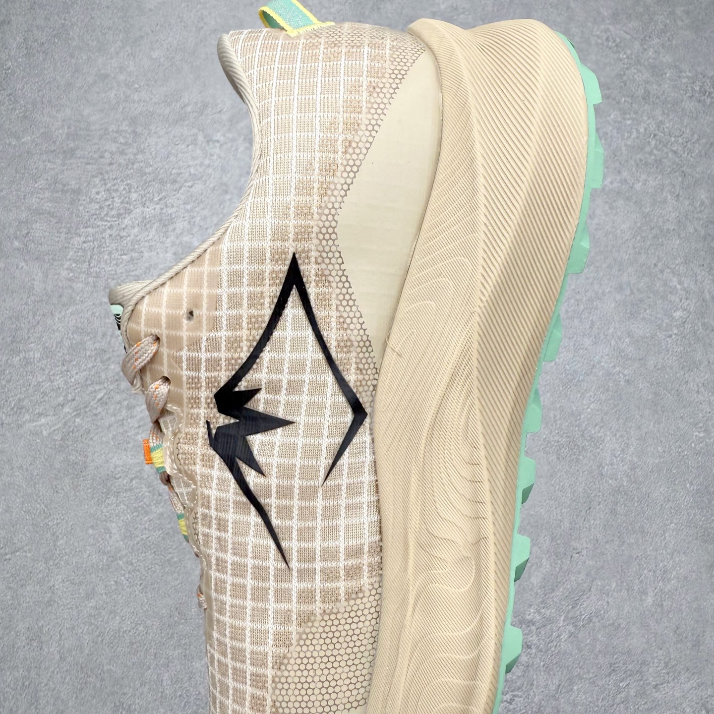 图片[7]-Asics GEL-TRABUCO 13 GTX 亚瑟士舒适百搭轻便透气减震低帮跑步鞋 ASICS（亚瑟士）是日本实业家鬼冢喜八郎创立的跑鞋运动品牌，名字想法源自著名的拉丁谚语“AnimaSana In Corpore Sano”，意为“健全的精神寓于强健的体魄”。正如其名字的含义，ASICS亚瑟士一直坚信保持身体的健康与活力是打造健康快乐的生活方式的最佳途径。亚瑟士的跑鞋、篮球鞋等系列集专业与美貌于一身，拥有极高的热度。2016年，ASICS在“2016年日本最佳全球品牌”排行榜名列第17名。尺码：36 37 37.5 38 39 39.5 40 40.5 41.5 42 42.5 43.5 44 45-选品中心