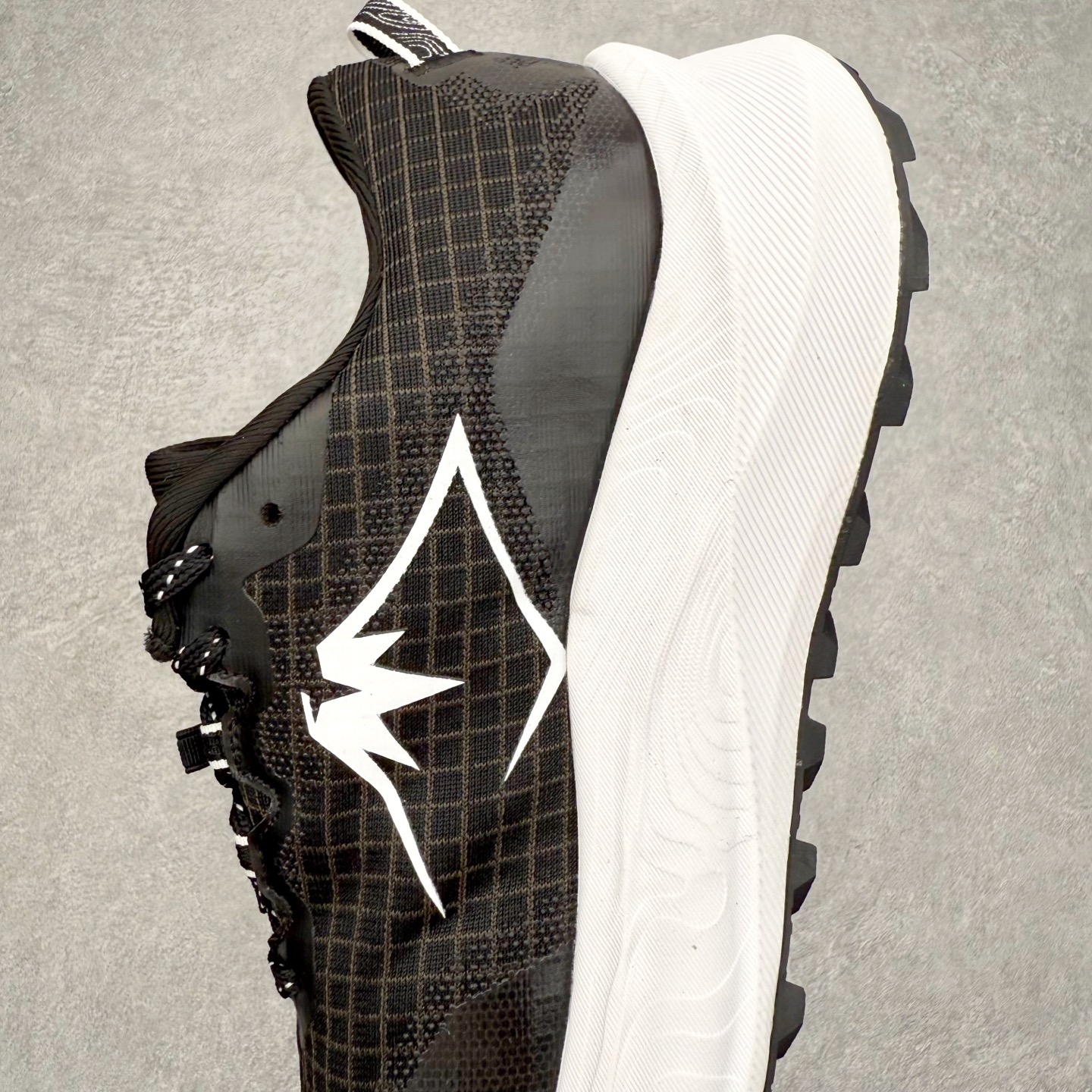 图片[7]-Asics GEL-TRABUCO 13 GTX 亚瑟士舒适百搭轻便透气减震低帮跑步鞋 ASICS（亚瑟士）是日本实业家鬼冢喜八郎创立的跑鞋运动品牌，名字想法源自著名的拉丁谚语“AnimaSana In Corpore Sano”，意为“健全的精神寓于强健的体魄”。正如其名字的含义，ASICS亚瑟士一直坚信保持身体的健康与活力是打造健康快乐的生活方式的最佳途径。亚瑟士的跑鞋、篮球鞋等系列集专业与美貌于一身，拥有极高的热度。2016年，ASICS在“2016年日本最佳全球品牌”排行榜名列第17名。尺码：36 37 37.5 38 39 39.5 40 40.5 41.5 42 42.5 43.5 44 45-选品中心