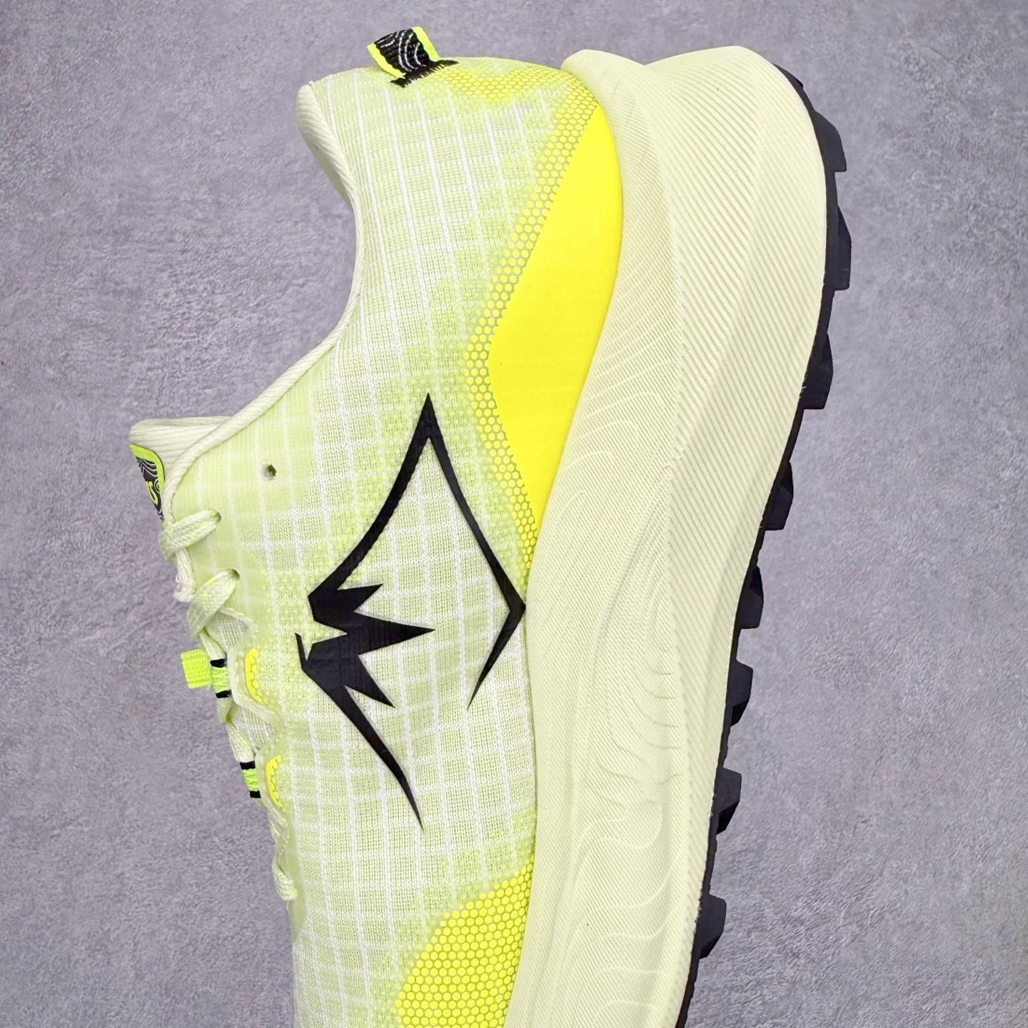 图片[7]-Asics GEL-TRABUCO 13 GTX 亚瑟士舒适百搭轻便透气减震低帮跑步鞋 ASICS（亚瑟士）是日本实业家鬼冢喜八郎创立的跑鞋运动品牌，名字想法源自著名的拉丁谚语“AnimaSana In Corpore Sano”，意为“健全的精神寓于强健的体魄”。正如其名字的含义，ASICS亚瑟士一直坚信保持身体的健康与活力是打造健康快乐的生活方式的最佳途径。亚瑟士的跑鞋、篮球鞋等系列集专业与美貌于一身，拥有极高的热度。2016年，ASICS在“2016年日本最佳全球品牌”排行榜名列第17名。尺码：36 37 37.5 38 39 39.5 40 40.5 41.5 42 42.5 43.5 44 45-选品中心