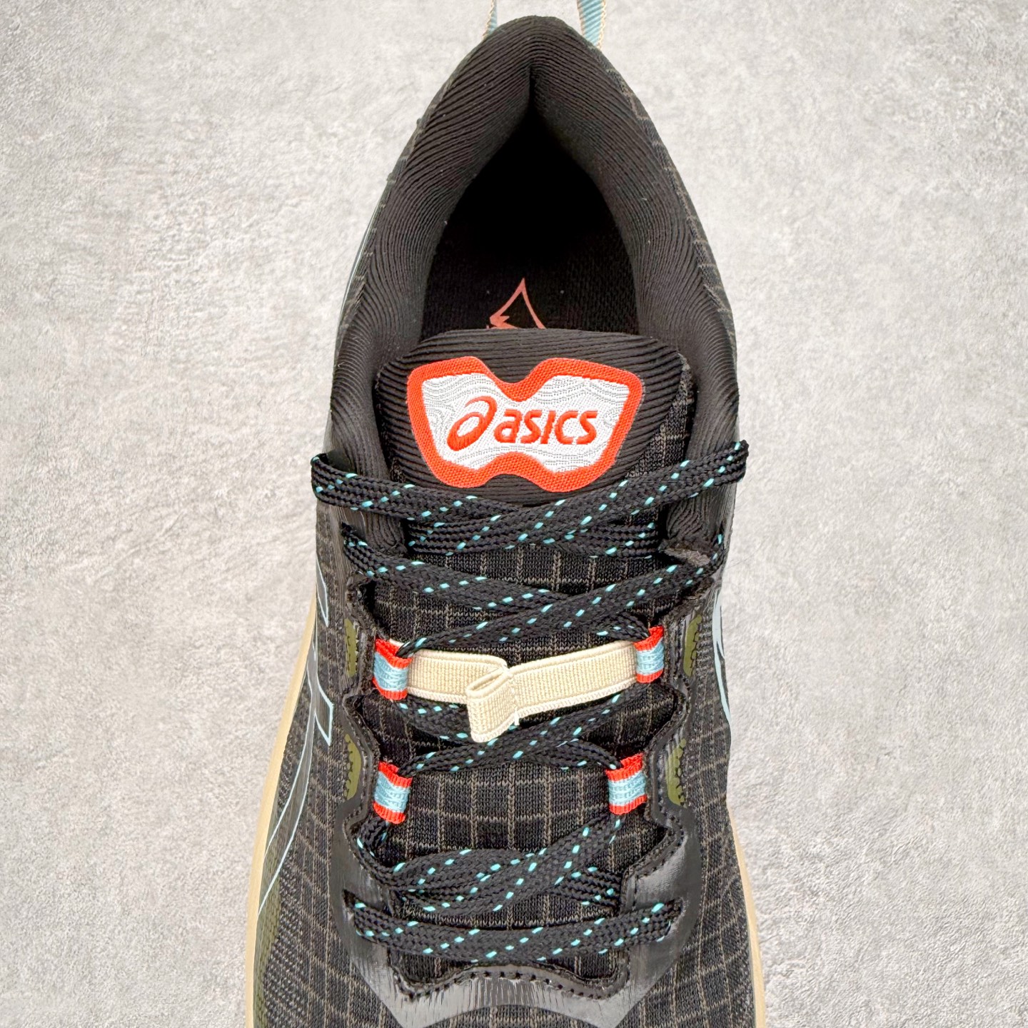 图片[5]-Asics GEL-TRABUCO 13 GTX 亚瑟士舒适百搭轻便透气减震低帮跑步鞋 ASICS（亚瑟士）是日本实业家鬼冢喜八郎创立的跑鞋运动品牌，名字想法源自著名的拉丁谚语“AnimaSana In Corpore Sano”，意为“健全的精神寓于强健的体魄”。正如其名字的含义，ASICS亚瑟士一直坚信保持身体的健康与活力是打造健康快乐的生活方式的最佳途径。亚瑟士的跑鞋、篮球鞋等系列集专业与美貌于一身，拥有极高的热度。2016年，ASICS在“2016年日本最佳全球品牌”排行榜名列第17名。尺码：36 37 37.5 38 39 39.5 40 40.5 41.5 42 42.5 43.5 44 45-选品中心