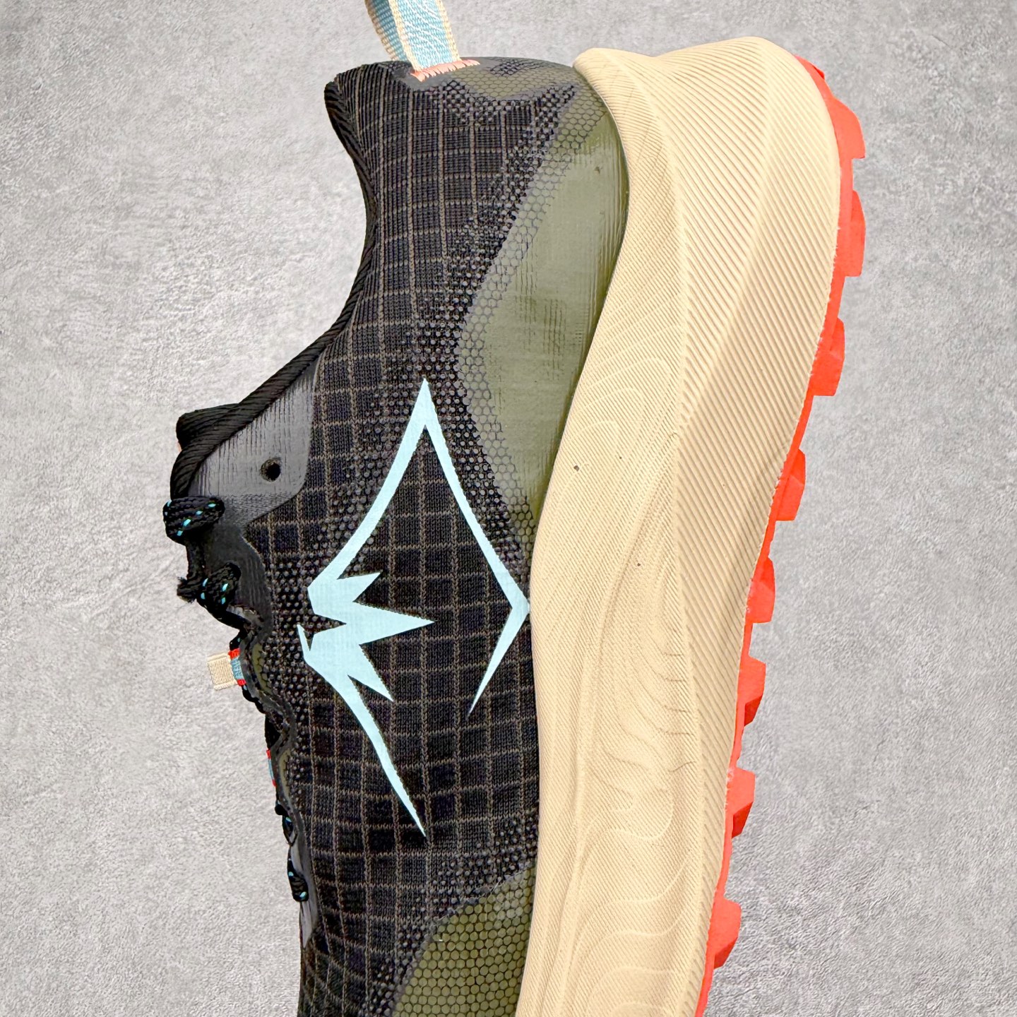 图片[7]-Asics GEL-TRABUCO 13 GTX 亚瑟士舒适百搭轻便透气减震低帮跑步鞋 ASICS（亚瑟士）是日本实业家鬼冢喜八郎创立的跑鞋运动品牌，名字想法源自著名的拉丁谚语“AnimaSana In Corpore Sano”，意为“健全的精神寓于强健的体魄”。正如其名字的含义，ASICS亚瑟士一直坚信保持身体的健康与活力是打造健康快乐的生活方式的最佳途径。亚瑟士的跑鞋、篮球鞋等系列集专业与美貌于一身，拥有极高的热度。2016年，ASICS在“2016年日本最佳全球品牌”排行榜名列第17名。尺码：36 37 37.5 38 39 39.5 40 40.5 41.5 42 42.5 43.5 44 45-选品中心