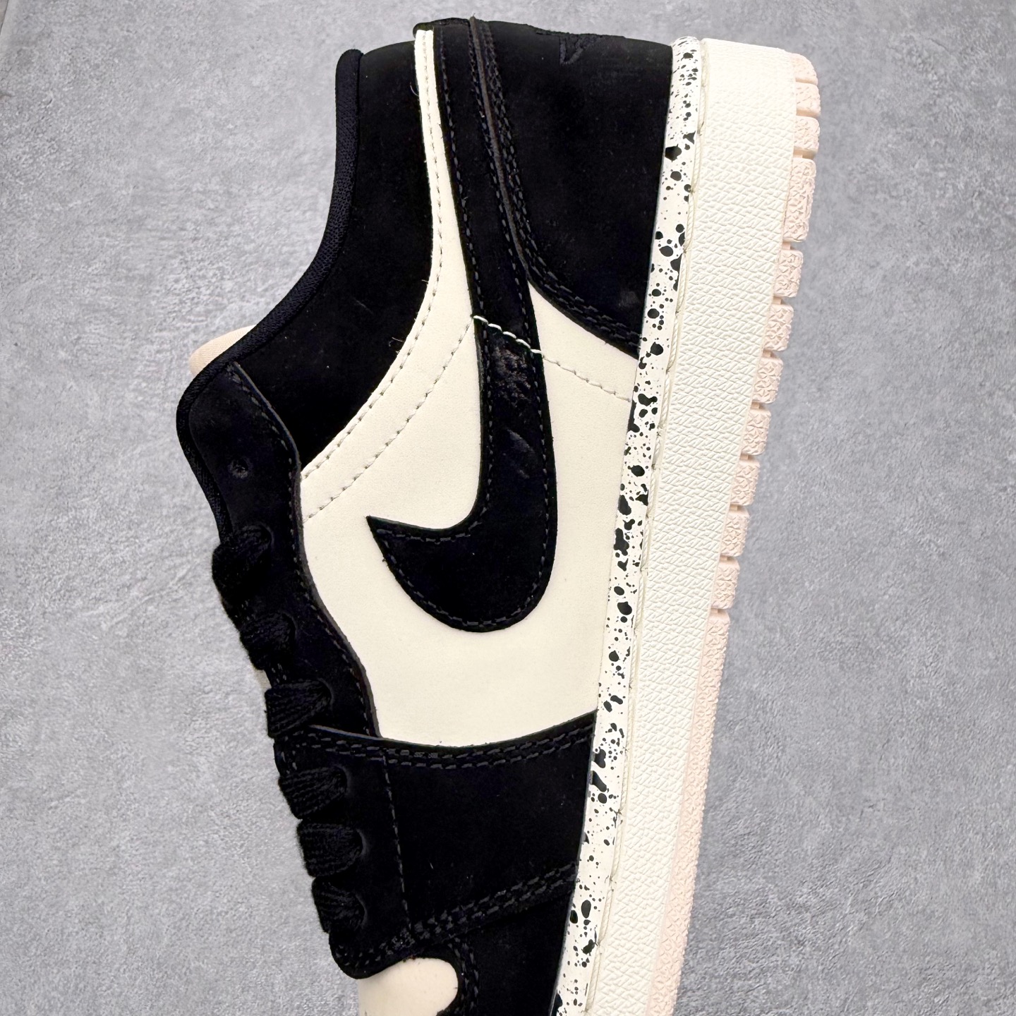 图片[7]-＃K版 Air Jordan AJ1 Low 低帮 DC0774-003 全新流水线出品 DT版本唯一平替选择 市场第二梯队最强版 全部原鞋开发 原楦原纸板开发 全鞋电脑针车 原厂内置全掌气垫 原盒内在原标 唯一Zp原版鞋带绑法 免检产品 全新2022版型 全头层皮料 完美零毛边处理 原厂配置全掌气垫 价格定位良心 几十个配色陆续出货 实拍调校N版已经零色差零失真 百分百还原实物色彩所见即所得 不存在货不对板色差等低级问题 选购参考实物拍摄 不混卖不参货 只用心做好货严格选品 承诺混一赔十 尺码：36 36.5 37.5 38 38.5 39 40 40.5 41 42 42.5 43 44 44.5 45-选品中心