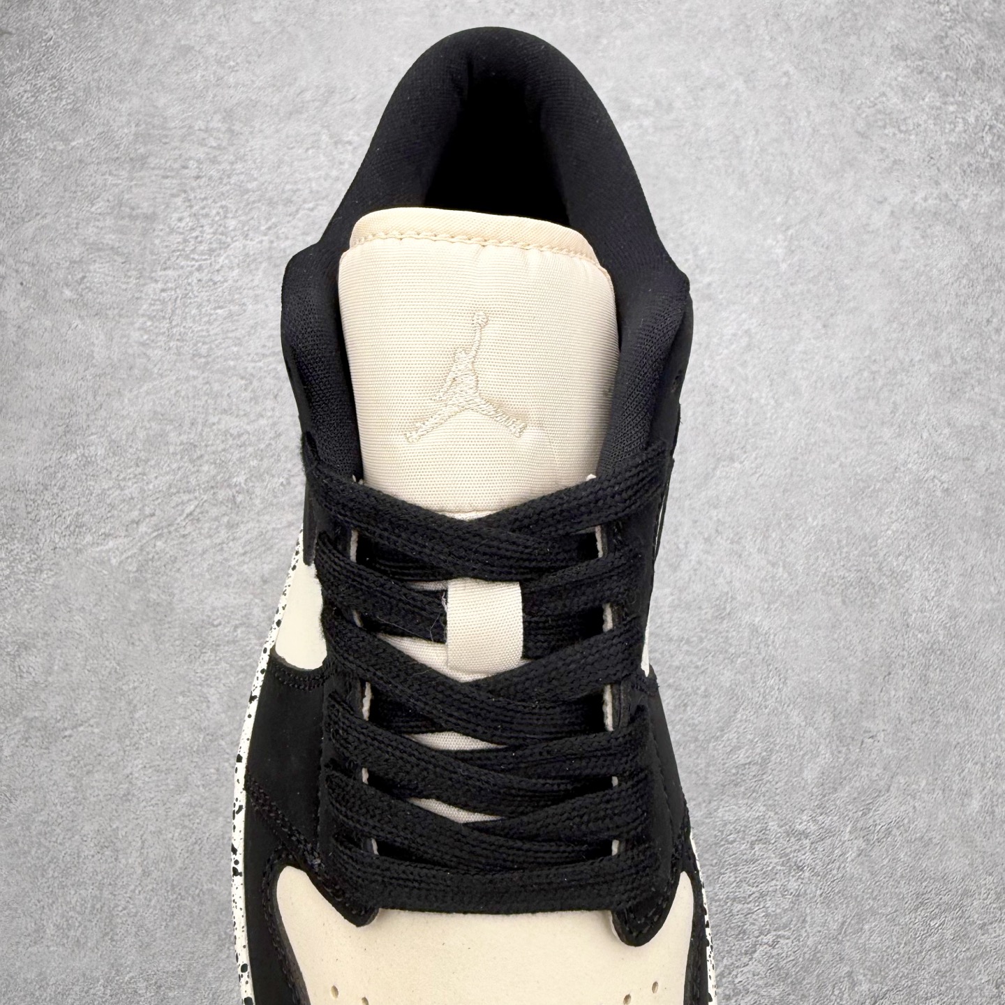 图片[5]-＃K版 Air Jordan AJ1 Low 低帮 DC0774-003 全新流水线出品 DT版本唯一平替选择 市场第二梯队最强版 全部原鞋开发 原楦原纸板开发 全鞋电脑针车 原厂内置全掌气垫 原盒内在原标 唯一Zp原版鞋带绑法 免检产品 全新2022版型 全头层皮料 完美零毛边处理 原厂配置全掌气垫 价格定位良心 几十个配色陆续出货 实拍调校N版已经零色差零失真 百分百还原实物色彩所见即所得 不存在货不对板色差等低级问题 选购参考实物拍摄 不混卖不参货 只用心做好货严格选品 承诺混一赔十 尺码：36 36.5 37.5 38 38.5 39 40 40.5 41 42 42.5 43 44 44.5 45-选品中心