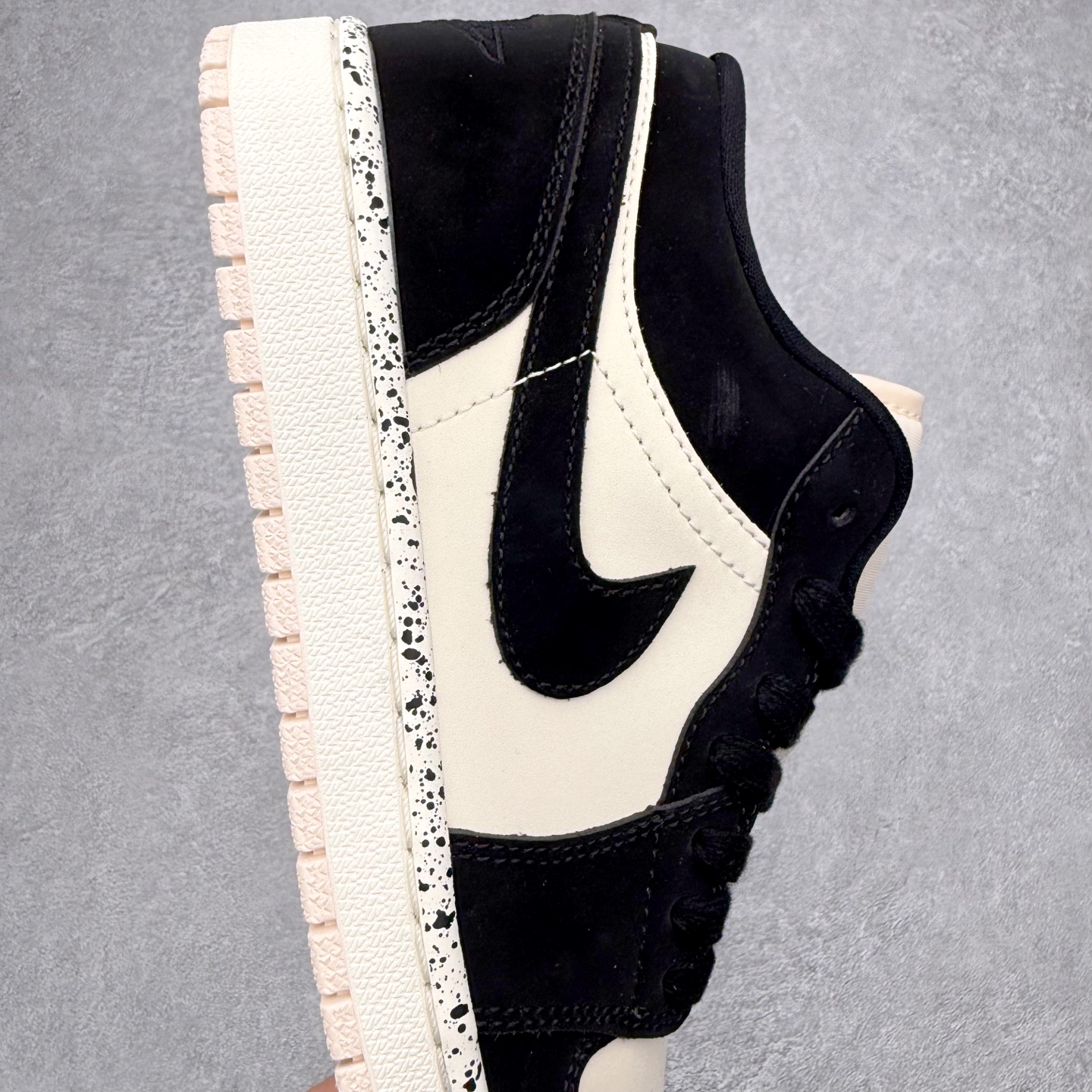 图片[6]-＃K版 Air Jordan AJ1 Low 低帮 DC0774-003 全新流水线出品 DT版本唯一平替选择 市场第二梯队最强版 全部原鞋开发 原楦原纸板开发 全鞋电脑针车 原厂内置全掌气垫 原盒内在原标 唯一Zp原版鞋带绑法 免检产品 全新2022版型 全头层皮料 完美零毛边处理 原厂配置全掌气垫 价格定位良心 几十个配色陆续出货 实拍调校N版已经零色差零失真 百分百还原实物色彩所见即所得 不存在货不对板色差等低级问题 选购参考实物拍摄 不混卖不参货 只用心做好货严格选品 承诺混一赔十 尺码：36 36.5 37.5 38 38.5 39 40 40.5 41 42 42.5 43 44 44.5 45-选品中心