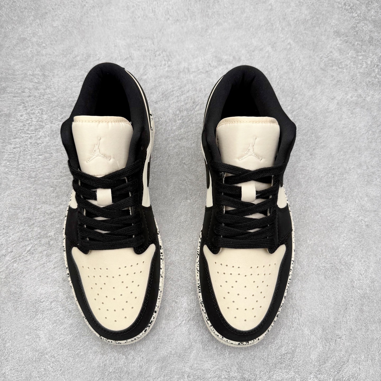 图片[2]-＃K版 Air Jordan AJ1 Low 低帮 DC0774-003 全新流水线出品 DT版本唯一平替选择 市场第二梯队最强版 全部原鞋开发 原楦原纸板开发 全鞋电脑针车 原厂内置全掌气垫 原盒内在原标 唯一Zp原版鞋带绑法 免检产品 全新2022版型 全头层皮料 完美零毛边处理 原厂配置全掌气垫 价格定位良心 几十个配色陆续出货 实拍调校N版已经零色差零失真 百分百还原实物色彩所见即所得 不存在货不对板色差等低级问题 选购参考实物拍摄 不混卖不参货 只用心做好货严格选品 承诺混一赔十 尺码：36 36.5 37.5 38 38.5 39 40 40.5 41 42 42.5 43 44 44.5 45-选品中心