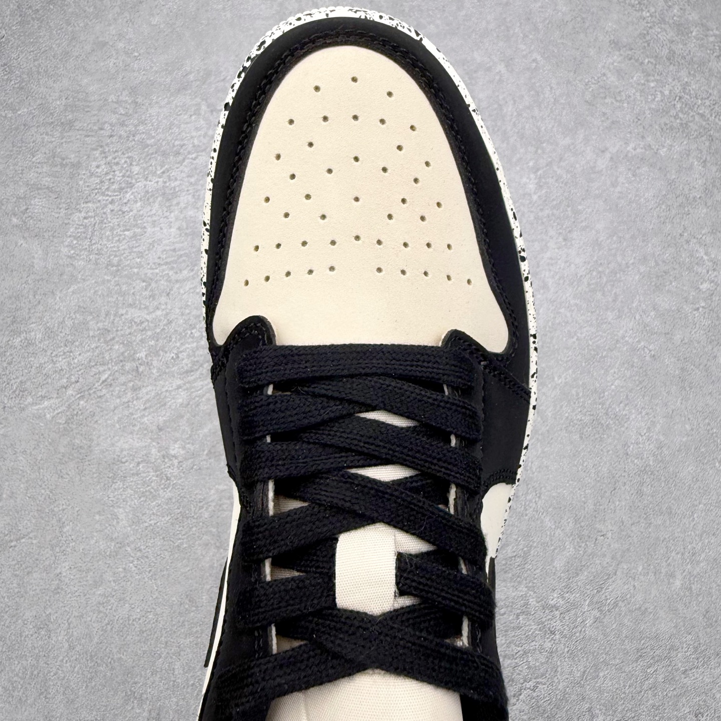 图片[4]-＃K版 Air Jordan AJ1 Low 低帮 DC0774-003 全新流水线出品 DT版本唯一平替选择 市场第二梯队最强版 全部原鞋开发 原楦原纸板开发 全鞋电脑针车 原厂内置全掌气垫 原盒内在原标 唯一Zp原版鞋带绑法 免检产品 全新2022版型 全头层皮料 完美零毛边处理 原厂配置全掌气垫 价格定位良心 几十个配色陆续出货 实拍调校N版已经零色差零失真 百分百还原实物色彩所见即所得 不存在货不对板色差等低级问题 选购参考实物拍摄 不混卖不参货 只用心做好货严格选品 承诺混一赔十 尺码：36 36.5 37.5 38 38.5 39 40 40.5 41 42 42.5 43 44 44.5 45-选品中心