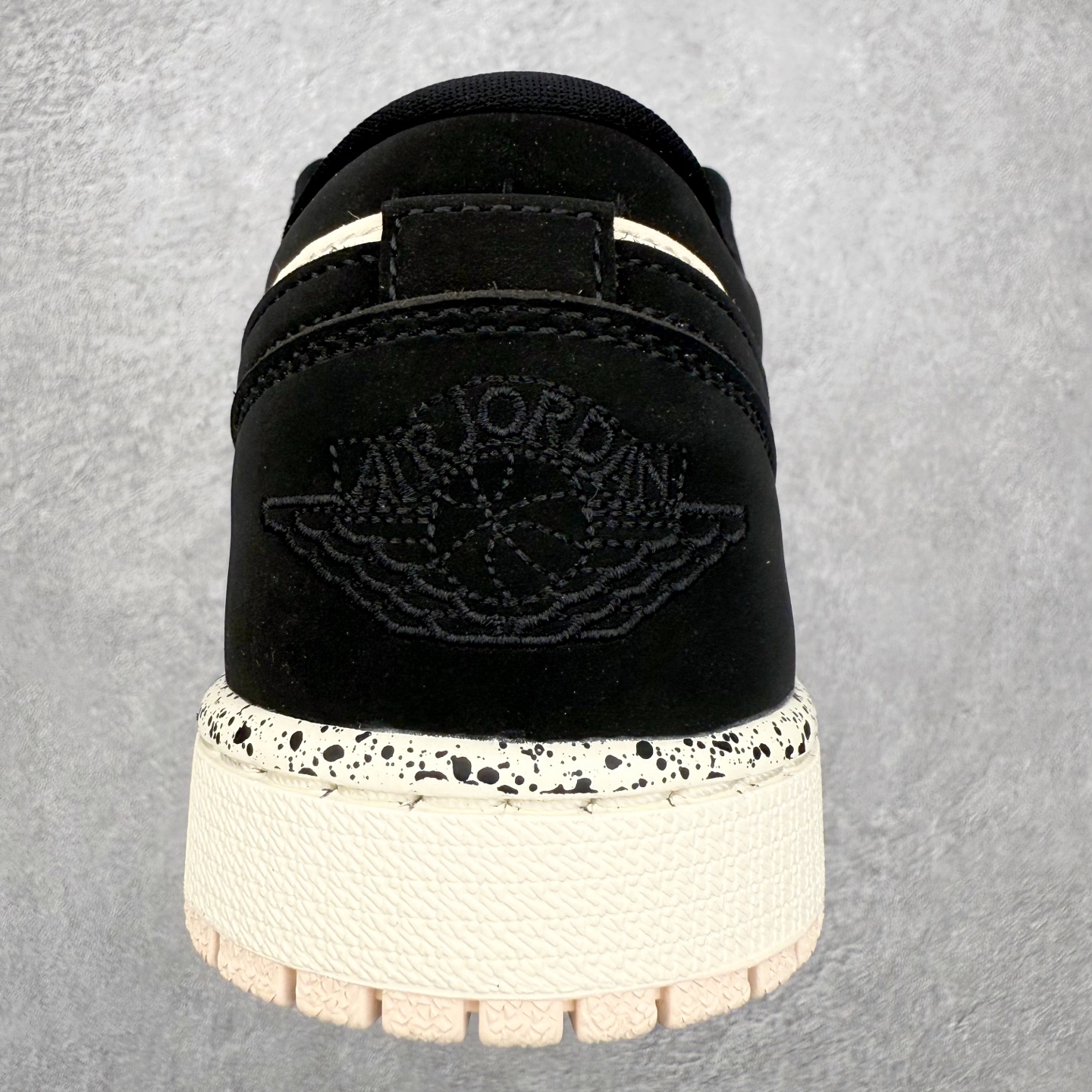 图片[8]-＃K版 Air Jordan AJ1 Low 低帮 DC0774-003 全新流水线出品 DT版本唯一平替选择 市场第二梯队最强版 全部原鞋开发 原楦原纸板开发 全鞋电脑针车 原厂内置全掌气垫 原盒内在原标 唯一Zp原版鞋带绑法 免检产品 全新2022版型 全头层皮料 完美零毛边处理 原厂配置全掌气垫 价格定位良心 几十个配色陆续出货 实拍调校N版已经零色差零失真 百分百还原实物色彩所见即所得 不存在货不对板色差等低级问题 选购参考实物拍摄 不混卖不参货 只用心做好货严格选品 承诺混一赔十 尺码：36 36.5 37.5 38 38.5 39 40 40.5 41 42 42.5 43 44 44.5 45-选品中心