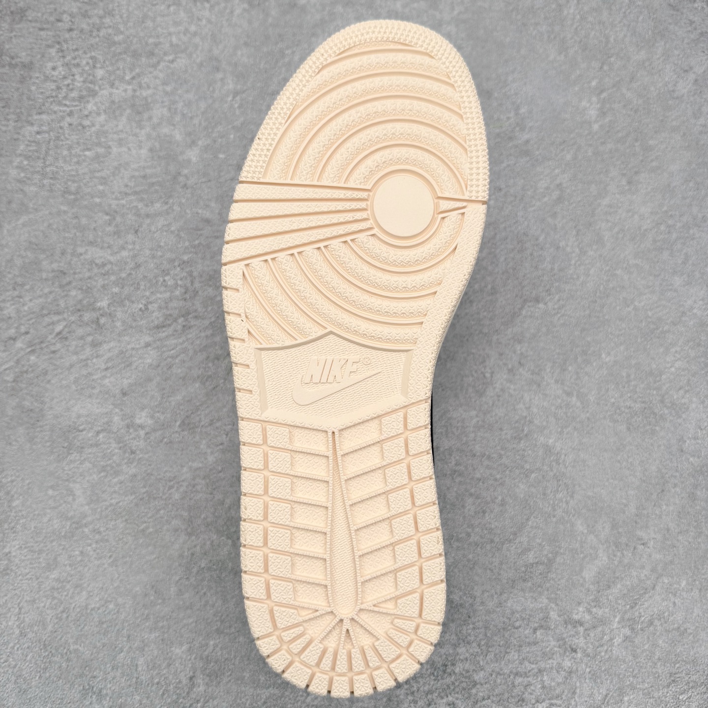 图片[9]-＃K版 Air Jordan AJ1 Low 低帮 DC0774-003 全新流水线出品 DT版本唯一平替选择 市场第二梯队最强版 全部原鞋开发 原楦原纸板开发 全鞋电脑针车 原厂内置全掌气垫 原盒内在原标 唯一Zp原版鞋带绑法 免检产品 全新2022版型 全头层皮料 完美零毛边处理 原厂配置全掌气垫 价格定位良心 几十个配色陆续出货 实拍调校N版已经零色差零失真 百分百还原实物色彩所见即所得 不存在货不对板色差等低级问题 选购参考实物拍摄 不混卖不参货 只用心做好货严格选品 承诺混一赔十 尺码：36 36.5 37.5 38 38.5 39 40 40.5 41 42 42.5 43 44 44.5 45-选品中心