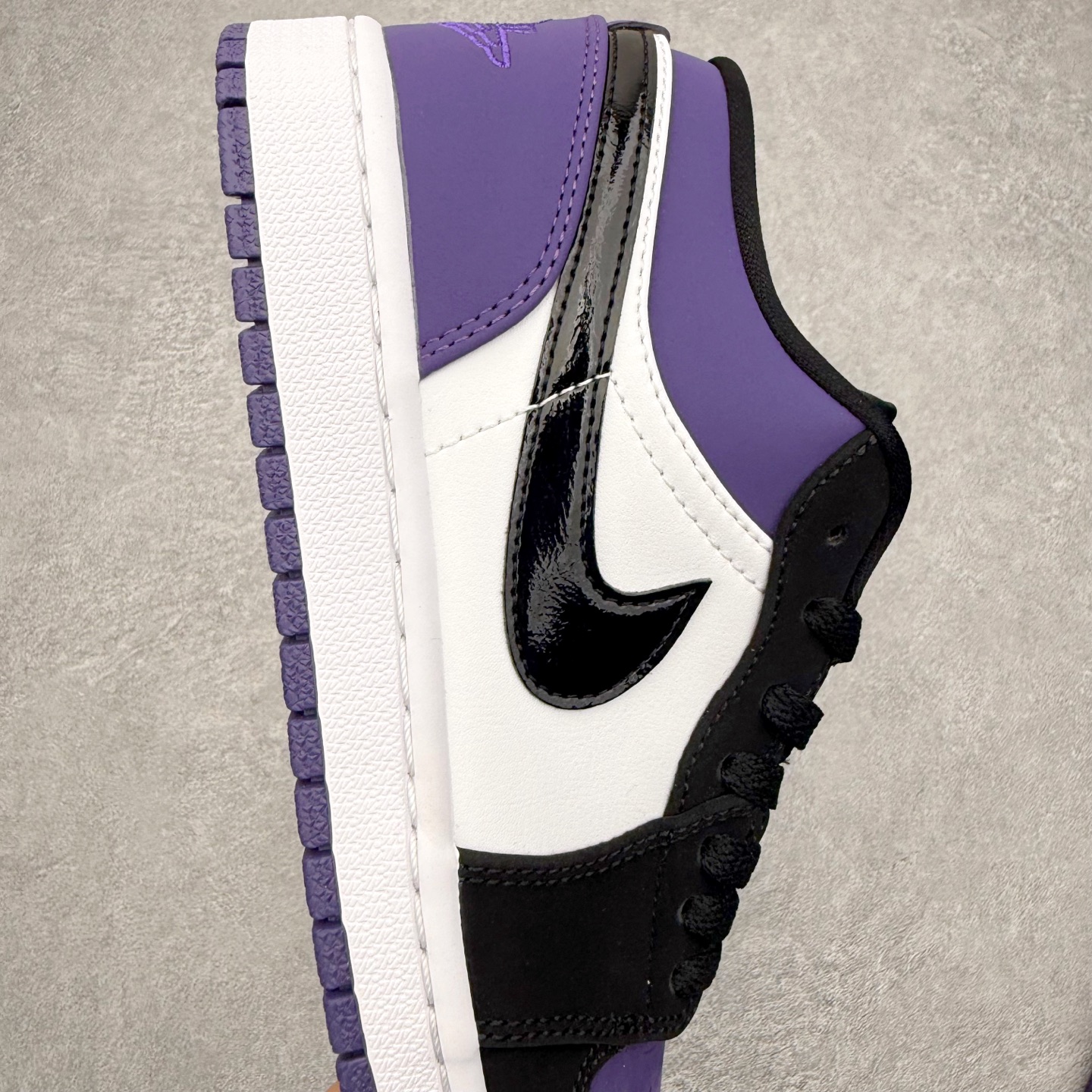 图片[6]-＃K版 Air Jordan AJ1 Low 低帮 553558-125 全新流水线出品 DT版本唯一平替选择 市场第二梯队最强版 全部原鞋开发 原楦原纸板开发 全鞋电脑针车 原厂内置全掌气垫 原盒内在原标 唯一Zp原版鞋带绑法 免检产品 全新2022版型 全头层皮料 完美零毛边处理 原厂配置全掌气垫 价格定位良心 几十个配色陆续出货 实拍调校N版已经零色差零失真 百分百还原实物色彩所见即所得 不存在货不对板色差等低级问题 选购参考实物拍摄 不混卖不参货 只用心做好货严格选品 承诺混一赔十 尺码：36 36.5 37.5 38 38.5 39 40 40.5 41 42 42.5 43 44 44.5 45-选品中心