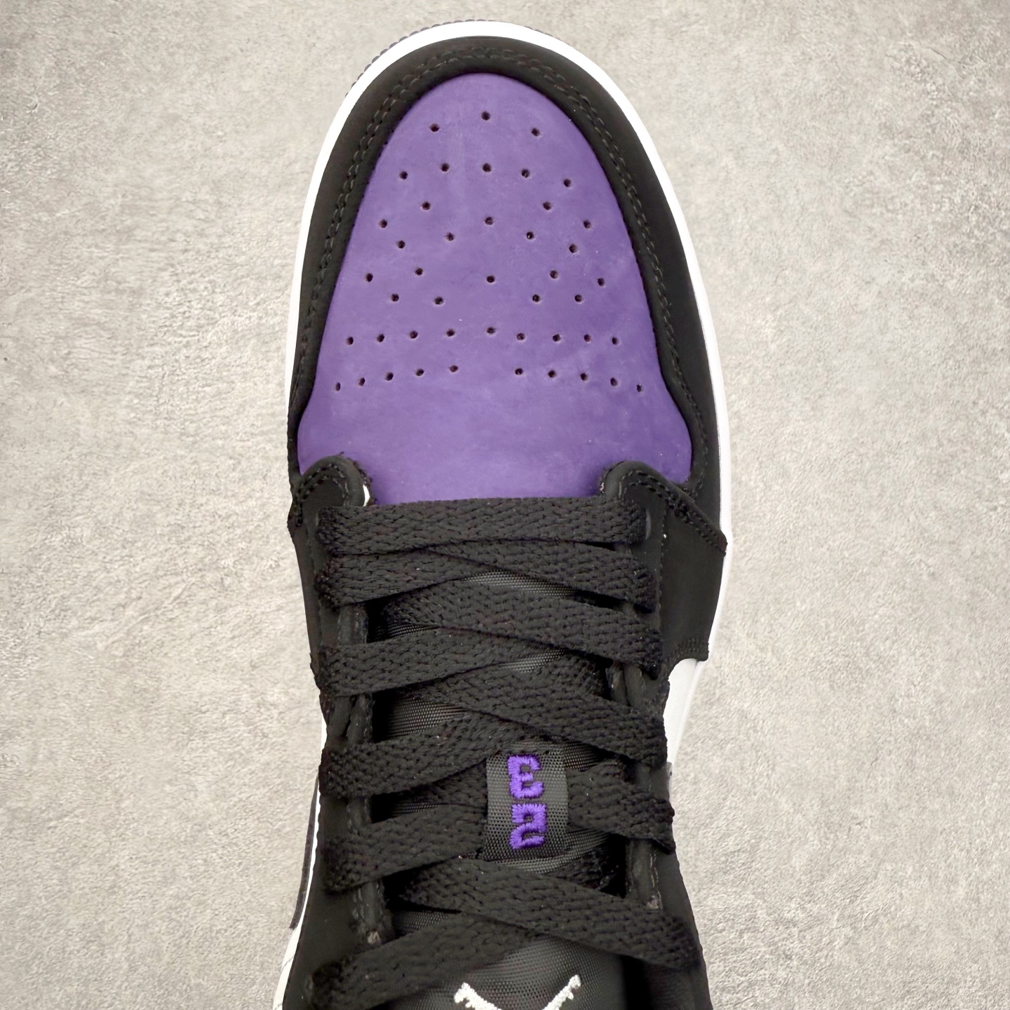 图片[4]-＃K版 Air Jordan AJ1 Low 低帮 553558-125 全新流水线出品 DT版本唯一平替选择 市场第二梯队最强版 全部原鞋开发 原楦原纸板开发 全鞋电脑针车 原厂内置全掌气垫 原盒内在原标 唯一Zp原版鞋带绑法 免检产品 全新2022版型 全头层皮料 完美零毛边处理 原厂配置全掌气垫 价格定位良心 几十个配色陆续出货 实拍调校N版已经零色差零失真 百分百还原实物色彩所见即所得 不存在货不对板色差等低级问题 选购参考实物拍摄 不混卖不参货 只用心做好货严格选品 承诺混一赔十 尺码：36 36.5 37.5 38 38.5 39 40 40.5 41 42 42.5 43 44 44.5 45-选品中心