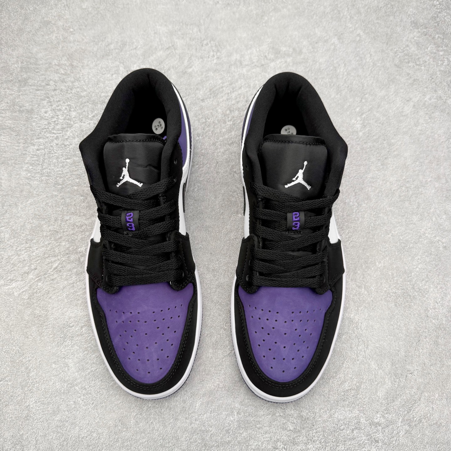 图片[2]-＃K版 Air Jordan AJ1 Low 低帮 553558-125 全新流水线出品 DT版本唯一平替选择 市场第二梯队最强版 全部原鞋开发 原楦原纸板开发 全鞋电脑针车 原厂内置全掌气垫 原盒内在原标 唯一Zp原版鞋带绑法 免检产品 全新2022版型 全头层皮料 完美零毛边处理 原厂配置全掌气垫 价格定位良心 几十个配色陆续出货 实拍调校N版已经零色差零失真 百分百还原实物色彩所见即所得 不存在货不对板色差等低级问题 选购参考实物拍摄 不混卖不参货 只用心做好货严格选品 承诺混一赔十 尺码：36 36.5 37.5 38 38.5 39 40 40.5 41 42 42.5 43 44 44.5 45-选品中心