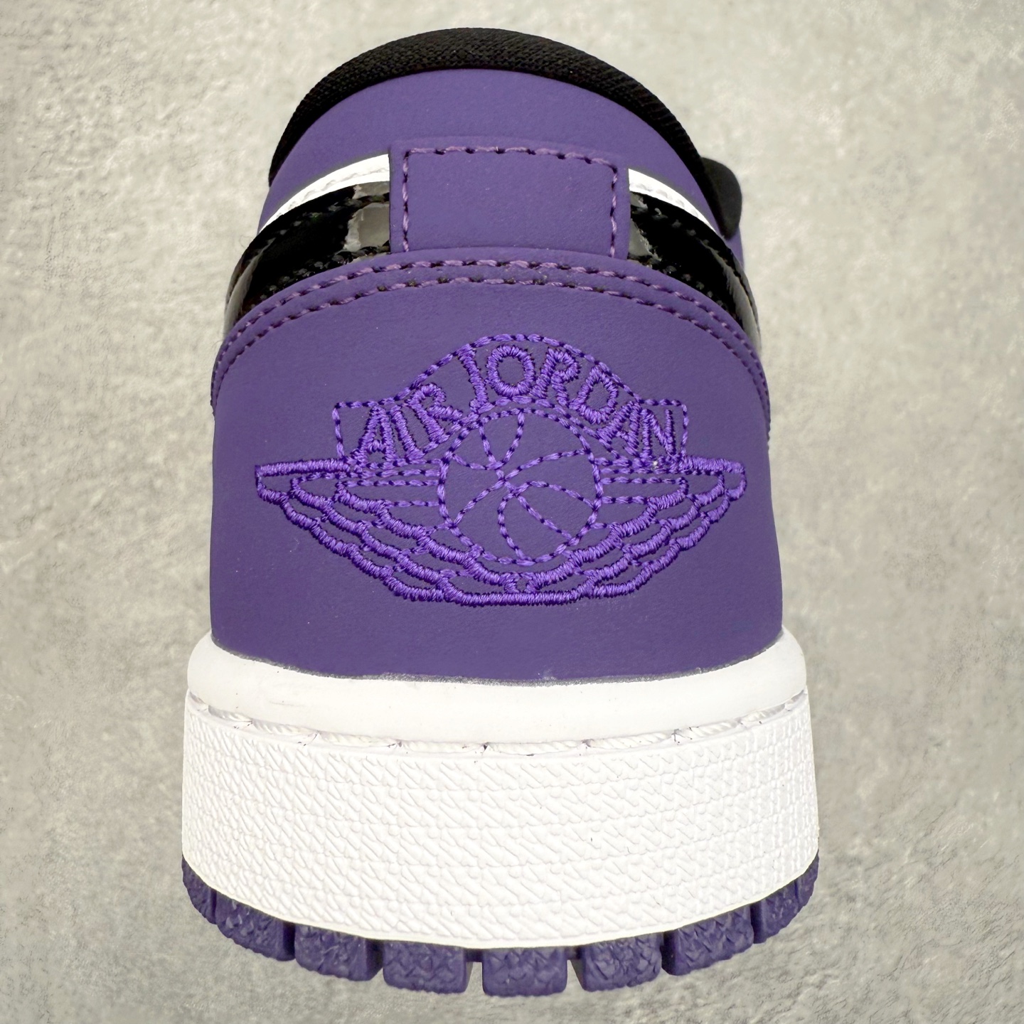 图片[8]-＃K版 Air Jordan AJ1 Low 低帮 553558-125 全新流水线出品 DT版本唯一平替选择 市场第二梯队最强版 全部原鞋开发 原楦原纸板开发 全鞋电脑针车 原厂内置全掌气垫 原盒内在原标 唯一Zp原版鞋带绑法 免检产品 全新2022版型 全头层皮料 完美零毛边处理 原厂配置全掌气垫 价格定位良心 几十个配色陆续出货 实拍调校N版已经零色差零失真 百分百还原实物色彩所见即所得 不存在货不对板色差等低级问题 选购参考实物拍摄 不混卖不参货 只用心做好货严格选品 承诺混一赔十 尺码：36 36.5 37.5 38 38.5 39 40 40.5 41 42 42.5 43 44 44.5 45-选品中心