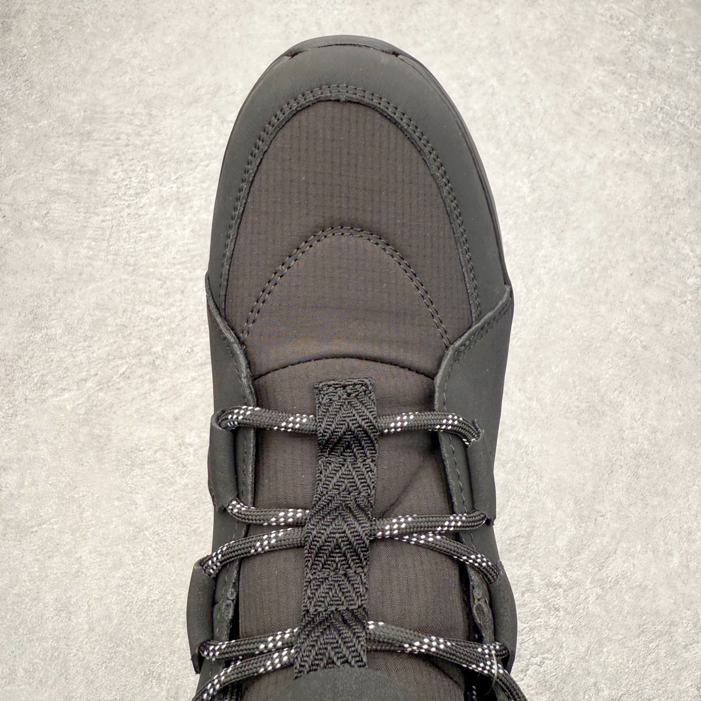 图片[4]-＃K版 迪桑特DESCENTE SKI STYLE系列 保暖耐磨 时尚舒适百搭短筒雪地靴 DESCENTE（迪桑特）创立于1935年，品牌名取自法语词汇，意为“滑降”。品牌箭头标识代表滑雪的三种技术“高速直线滑行”、“穿越”和“侧滑”，也寓意品牌在打造高端专业运动产品中不断追求完美的创新精神，致力于成为中国高端专业滑雪、综训、女子、铁人三项、高尔夫的第一品牌。实拍调校N版已经零色差零失真 百分百还原实物色彩所见即所得 不存在货不对板色差等低级问题 选购参考实物拍摄 不混卖不参货 只用心做好货严格选品 承诺混一赔十 尺码：36 36.5 37.5 38 38.5 39 40 40.5 41 42 42.5 43 44 44.5 45-选品中心