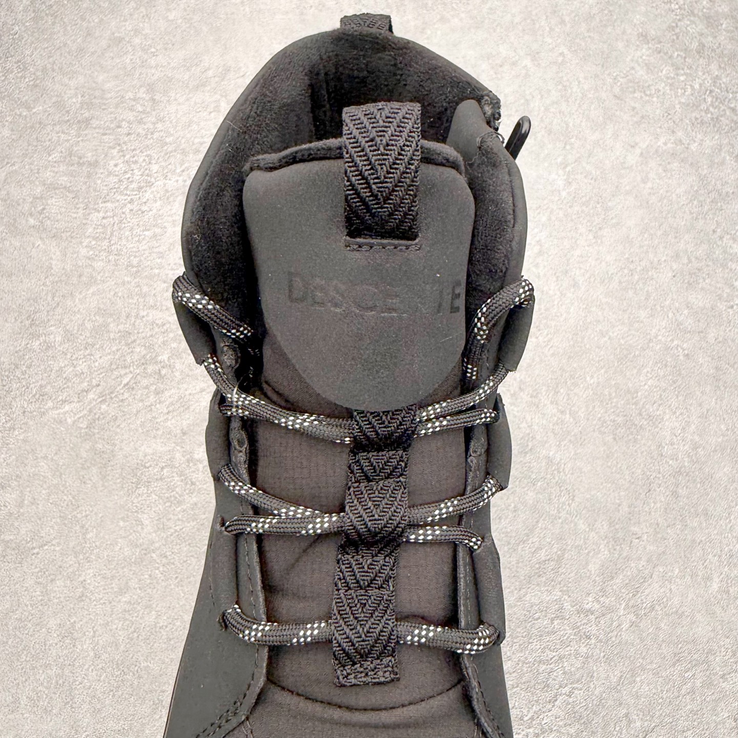 图片[5]-＃K版 迪桑特DESCENTE SKI STYLE系列 保暖耐磨 时尚舒适百搭短筒雪地靴 DESCENTE（迪桑特）创立于1935年，品牌名取自法语词汇，意为“滑降”。品牌箭头标识代表滑雪的三种技术“高速直线滑行”、“穿越”和“侧滑”，也寓意品牌在打造高端专业运动产品中不断追求完美的创新精神，致力于成为中国高端专业滑雪、综训、女子、铁人三项、高尔夫的第一品牌。实拍调校N版已经零色差零失真 百分百还原实物色彩所见即所得 不存在货不对板色差等低级问题 选购参考实物拍摄 不混卖不参货 只用心做好货严格选品 承诺混一赔十 尺码：36 36.5 37.5 38 38.5 39 40 40.5 41 42 42.5 43 44 44.5 45-选品中心