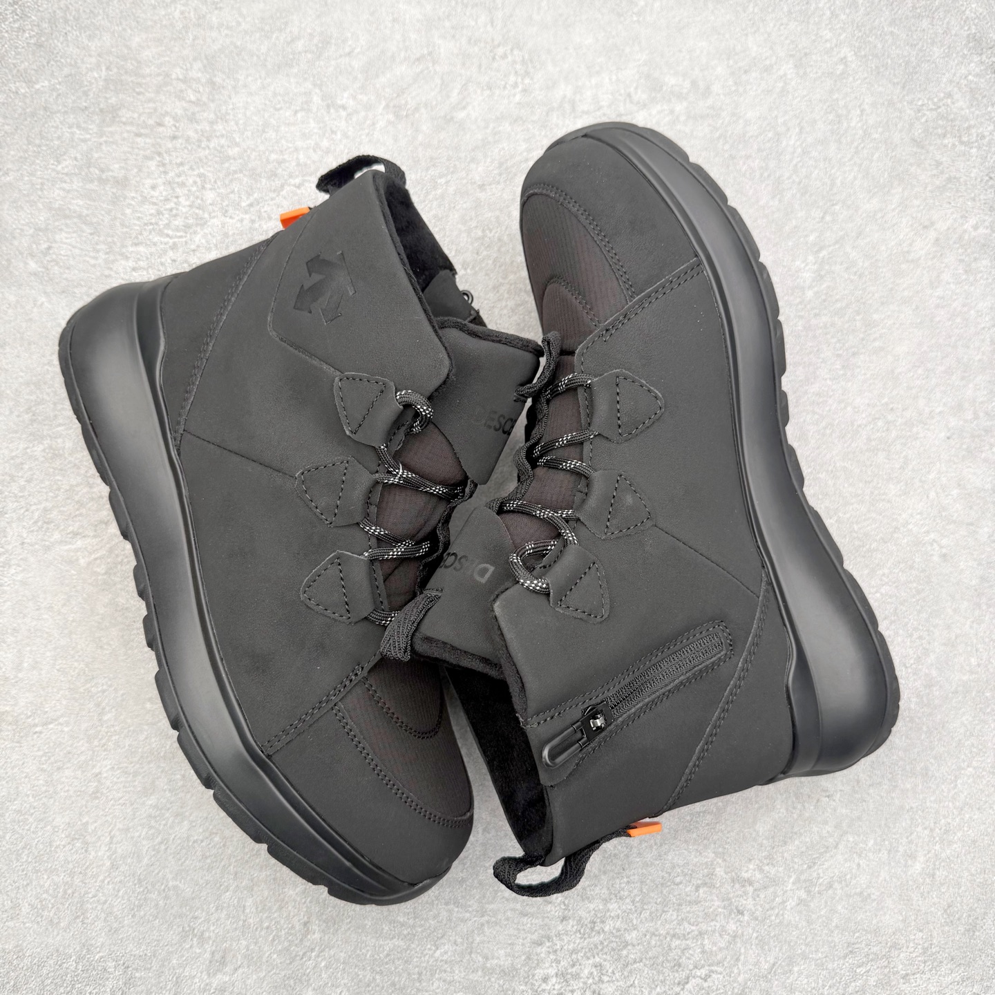 图片[3]-＃K版 迪桑特DESCENTE SKI STYLE系列 保暖耐磨 时尚舒适百搭短筒雪地靴 DESCENTE（迪桑特）创立于1935年，品牌名取自法语词汇，意为“滑降”。品牌箭头标识代表滑雪的三种技术“高速直线滑行”、“穿越”和“侧滑”，也寓意品牌在打造高端专业运动产品中不断追求完美的创新精神，致力于成为中国高端专业滑雪、综训、女子、铁人三项、高尔夫的第一品牌。实拍调校N版已经零色差零失真 百分百还原实物色彩所见即所得 不存在货不对板色差等低级问题 选购参考实物拍摄 不混卖不参货 只用心做好货严格选品 承诺混一赔十 尺码：36 36.5 37.5 38 38.5 39 40 40.5 41 42 42.5 43 44 44.5 45-选品中心