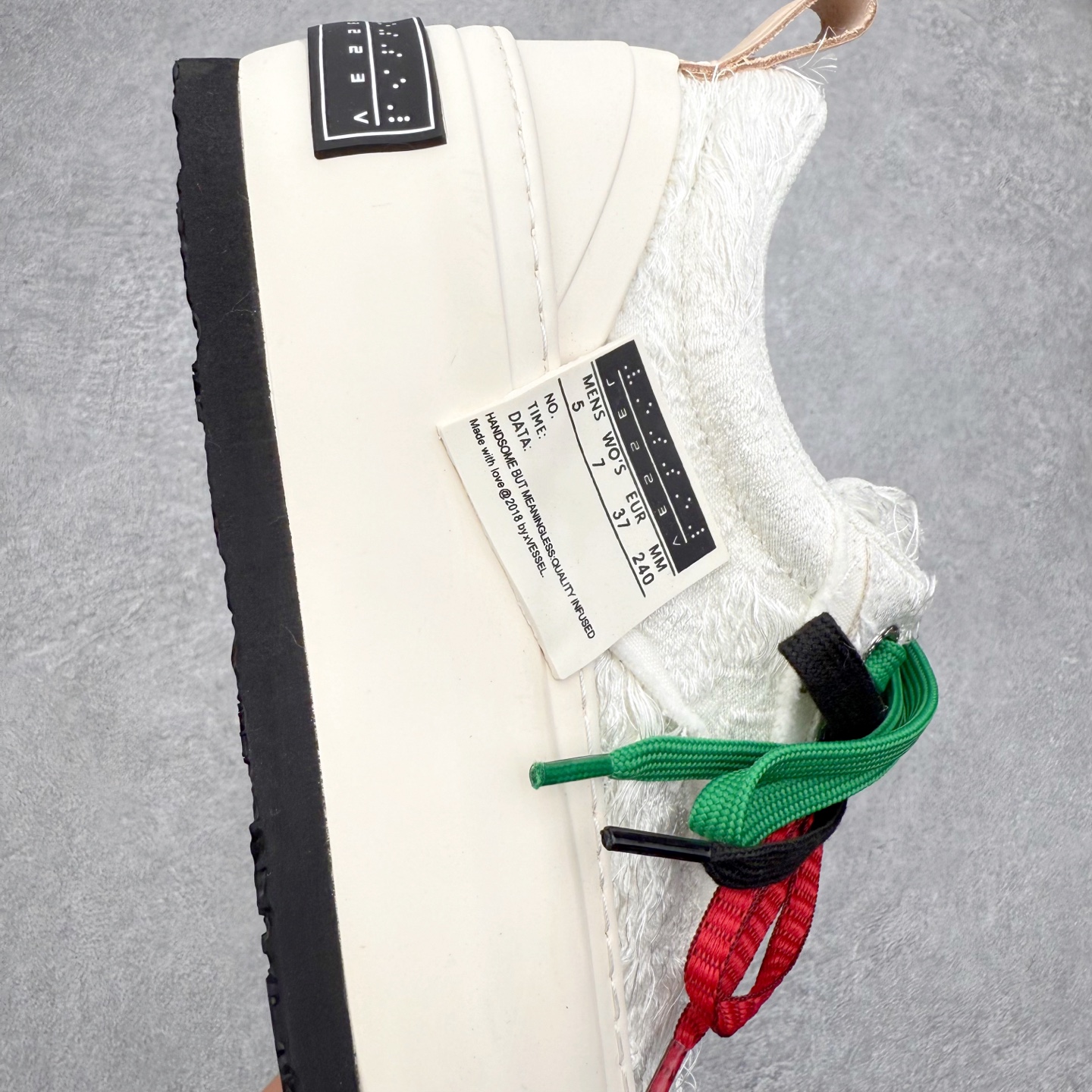 图片[6]-VESSEL × 吴建豪联名 雪花酥Snowflake厚底增高板鞋 ✨ #街头新宠 #甜酷有型 吴建豪亲自操刀设计，用「雪花酥」灵感颠覆传统板鞋基因！ 5cm隐形厚底暗藏心机，显高显腿长✔️ 软弹中底+防滑齿纹，暴走8小时不累脚👟 🎨 𝗖𝗢𝗖𝗛𝗼𝗜𝗰𝗲𝗿 三色狙击审美𝗧𝗼𝘁𝗽𝗼𝗶𝗻𝘁： ▫️「牛乳白」：软糯奶霜包裹鞋身，温柔狙击少女心 ▫️「奥利奥」：经典黑白漩涡纹，永不过时的𝗢𝘂𝘁𝗳𝗶𝘁𝗖位神器 ▫️「黑松露」：哑光麂皮𝗑金属细节，暗黑系𝗚𝗶𝗿𝗹𝗹𝗮𝘇必备𝗚𝗔𝗢级单品 🌟𝗗𝗲𝘀𝗶𝗴𝗻 𝗛𝗶𝗴𝗵𝗹𝗶𝗴𝗵𝘁： ✅解构式绑带𝗑异形后跟，每一步都踩在𝗧𝗼𝘁𝗽𝗼𝗶𝗻𝘁 ✅可拆卸雪花图腾配件，解锁𝟭𝟬𝟬𝟬+种穿搭姿势 ✅3M反光条暗藏𝗦𝗡𝗘𝗔𝗞𝗘𝗥𝗛𝗘𝗔𝗗彩蛋，夜行自带𝗙𝗼𝗰𝘂𝘀光效 尺码：35 36 37 38 39 40 41 42 43 44 45-选品中心