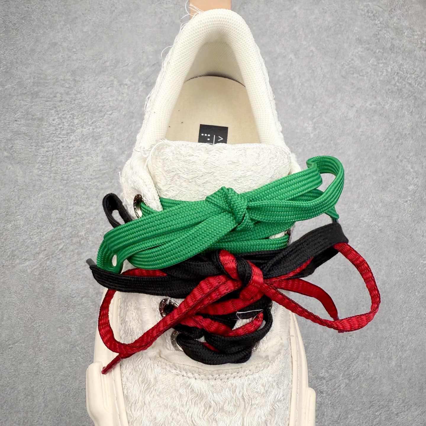 图片[5]-VESSEL × 吴建豪联名 雪花酥Snowflake厚底增高板鞋 ✨ #街头新宠 #甜酷有型 吴建豪亲自操刀设计，用「雪花酥」灵感颠覆传统板鞋基因！ 5cm隐形厚底暗藏心机，显高显腿长✔️ 软弹中底+防滑齿纹，暴走8小时不累脚👟 🎨 𝗖𝗢𝗖𝗛𝗼𝗜𝗰𝗲𝗿 三色狙击审美𝗧𝗼𝘁𝗽𝗼𝗶𝗻𝘁： ▫️「牛乳白」：软糯奶霜包裹鞋身，温柔狙击少女心 ▫️「奥利奥」：经典黑白漩涡纹，永不过时的𝗢𝘂𝘁𝗳𝗶𝘁𝗖位神器 ▫️「黑松露」：哑光麂皮𝗑金属细节，暗黑系𝗚𝗶𝗿𝗹𝗹𝗮𝘇必备𝗚𝗔𝗢级单品 🌟𝗗𝗲𝘀𝗶𝗴𝗻 𝗛𝗶𝗴𝗵𝗹𝗶𝗴𝗵𝘁： ✅解构式绑带𝗑异形后跟，每一步都踩在𝗧𝗼𝘁𝗽𝗼𝗶𝗻𝘁 ✅可拆卸雪花图腾配件，解锁𝟭𝟬𝟬𝟬+种穿搭姿势 ✅3M反光条暗藏𝗦𝗡𝗘𝗔𝗞𝗘𝗥𝗛𝗘𝗔𝗗彩蛋，夜行自带𝗙𝗼𝗰𝘂𝘀光效 尺码：35 36 37 38 39 40 41 42 43 44 45-选品中心