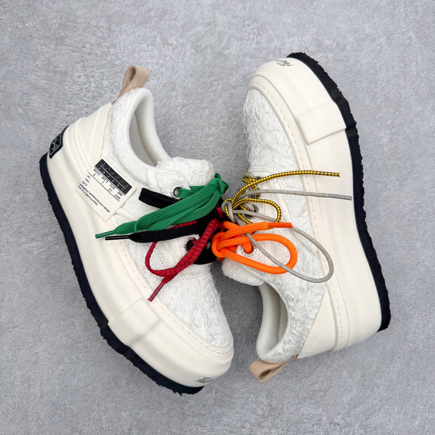 图片[3]-VESSEL × 吴建豪联名 雪花酥Snowflake厚底增高板鞋 ✨ #街头新宠 #甜酷有型 吴建豪亲自操刀设计，用「雪花酥」灵感颠覆传统板鞋基因！ 5cm隐形厚底暗藏心机，显高显腿长✔️ 软弹中底+防滑齿纹，暴走8小时不累脚👟 🎨 𝗖𝗢𝗖𝗛𝗼𝗜𝗰𝗲𝗿 三色狙击审美𝗧𝗼𝘁𝗽𝗼𝗶𝗻𝘁： ▫️「牛乳白」：软糯奶霜包裹鞋身，温柔狙击少女心 ▫️「奥利奥」：经典黑白漩涡纹，永不过时的𝗢𝘂𝘁𝗳𝗶𝘁𝗖位神器 ▫️「黑松露」：哑光麂皮𝗑金属细节，暗黑系𝗚𝗶𝗿𝗹𝗹𝗮𝘇必备𝗚𝗔𝗢级单品 🌟𝗗𝗲𝘀𝗶𝗴𝗻 𝗛𝗶𝗴𝗵𝗹𝗶𝗴𝗵𝘁： ✅解构式绑带𝗑异形后跟，每一步都踩在𝗧𝗼𝘁𝗽𝗼𝗶𝗻𝘁 ✅可拆卸雪花图腾配件，解锁𝟭𝟬𝟬𝟬+种穿搭姿势 ✅3M反光条暗藏𝗦𝗡𝗘𝗔𝗞𝗘𝗥𝗛𝗘𝗔𝗗彩蛋，夜行自带𝗙𝗼𝗰𝘂𝘀光效 尺码：35 36 37 38 39 40 41 42 43 44 45-选品中心