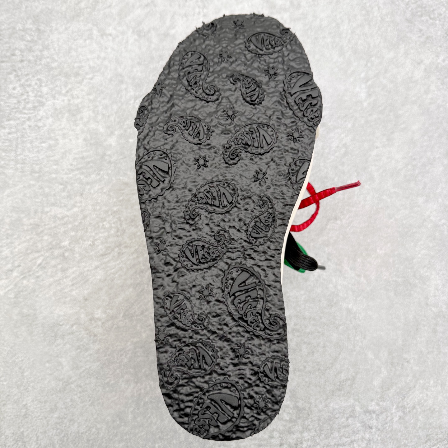 图片[9]-VESSEL × 吴建豪联名 雪花酥Snowflake厚底增高板鞋 ✨ #街头新宠 #甜酷有型 吴建豪亲自操刀设计，用「雪花酥」灵感颠覆传统板鞋基因！ 5cm隐形厚底暗藏心机，显高显腿长✔️ 软弹中底+防滑齿纹，暴走8小时不累脚👟 🎨 𝗖𝗢𝗖𝗛𝗼𝗜𝗰𝗲𝗿 三色狙击审美𝗧𝗼𝘁𝗽𝗼𝗶𝗻𝘁： ▫️「牛乳白」：软糯奶霜包裹鞋身，温柔狙击少女心 ▫️「奥利奥」：经典黑白漩涡纹，永不过时的𝗢𝘂𝘁𝗳𝗶𝘁𝗖位神器 ▫️「黑松露」：哑光麂皮𝗑金属细节，暗黑系𝗚𝗶𝗿𝗹𝗹𝗮𝘇必备𝗚𝗔𝗢级单品 🌟𝗗𝗲𝘀𝗶𝗴𝗻 𝗛𝗶𝗴𝗵𝗹𝗶𝗴𝗵𝘁： ✅解构式绑带𝗑异形后跟，每一步都踩在𝗧𝗼𝘁𝗽𝗼𝗶𝗻𝘁 ✅可拆卸雪花图腾配件，解锁𝟭𝟬𝟬𝟬+种穿搭姿势 ✅3M反光条暗藏𝗦𝗡𝗘𝗔𝗞𝗘𝗥𝗛𝗘𝗔𝗗彩蛋，夜行自带𝗙𝗼𝗰𝘂𝘀光效 尺码：35 36 37 38 39 40 41 42 43 44 45-选品中心